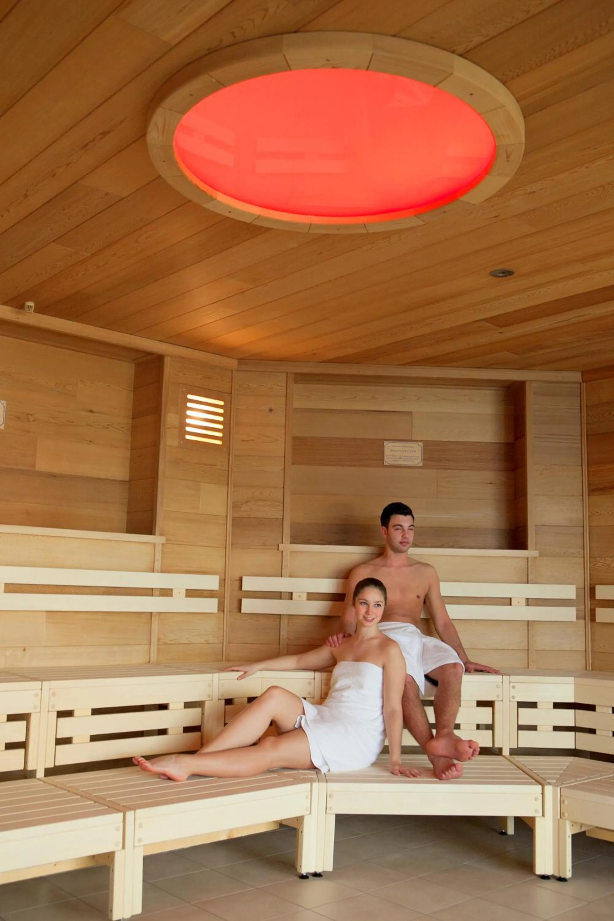 People in Hotel an der Therme