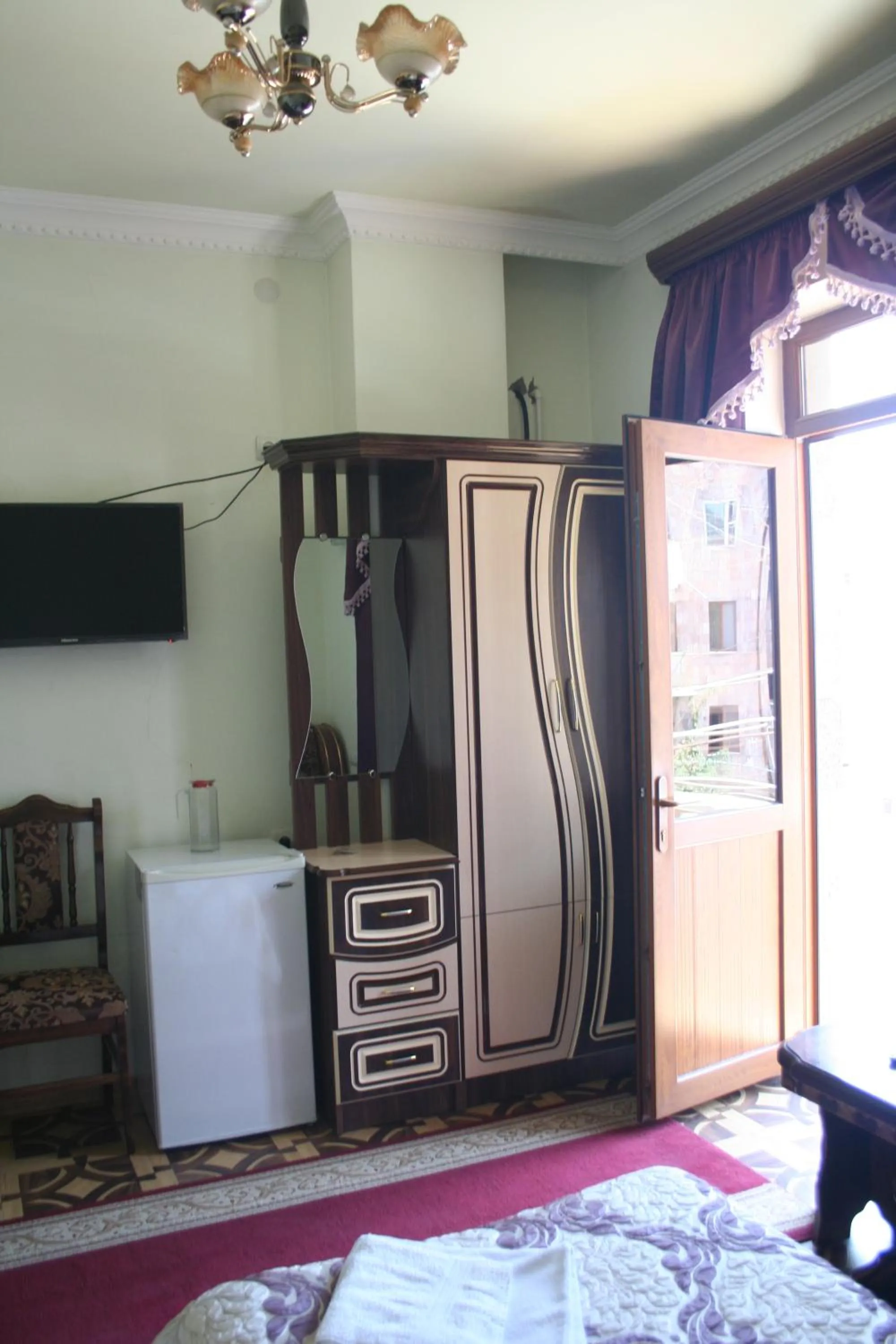 Communal lounge/ TV room, Bed in Hotel Noy