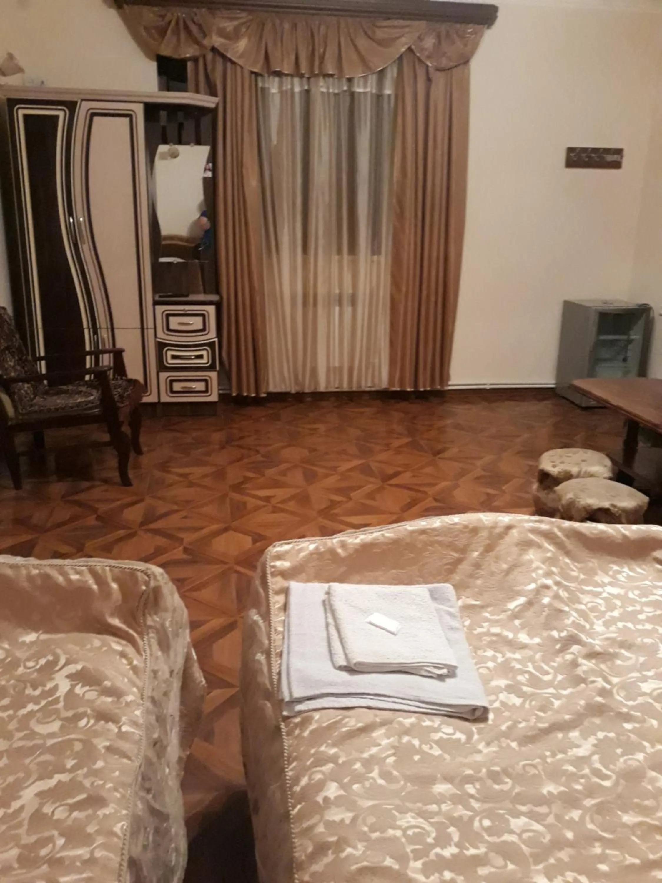 Living room, Bed in Hotel Noy