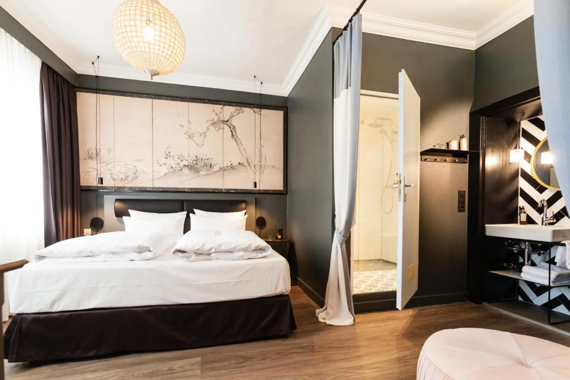 Shower, Bed in Hotel Würzburger Hof ****