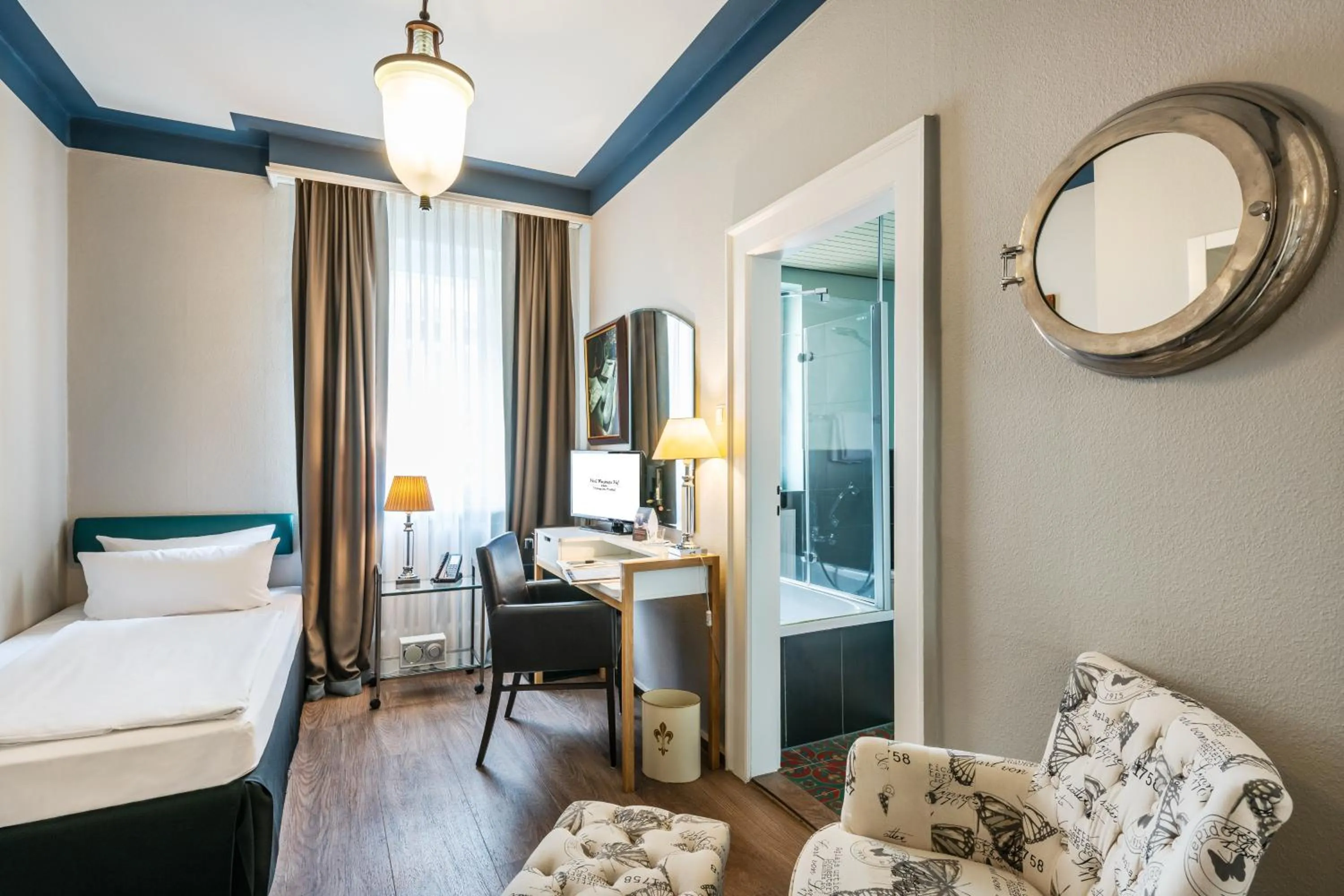 Bed in Hotel Würzburger Hof ****