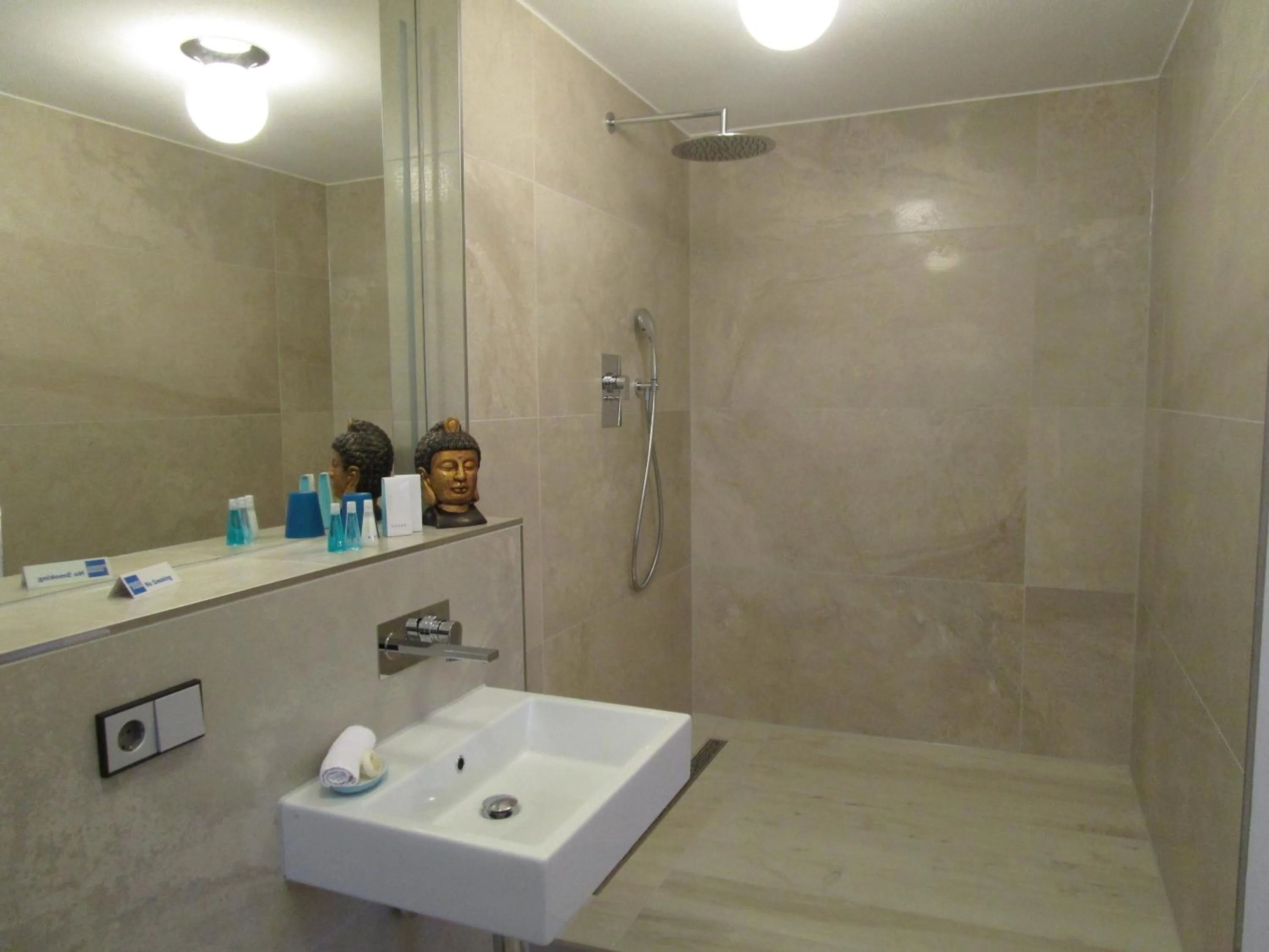 Shower in Chalet Valley