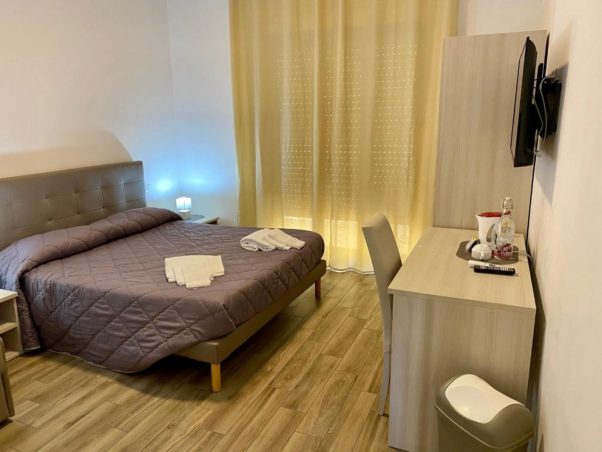 Photo of the whole room, Bed in Caruso Rooms