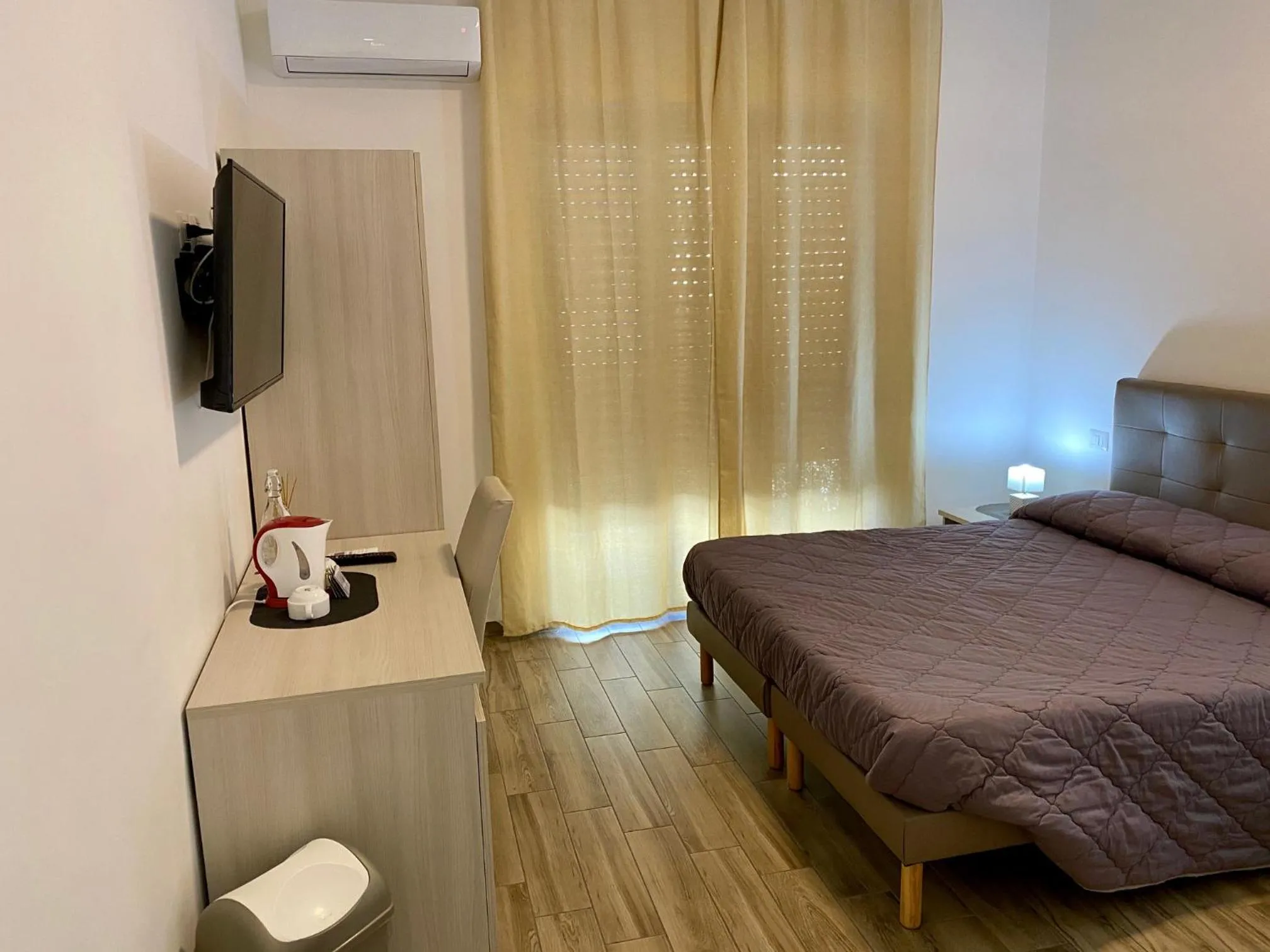 Photo of the whole room, Bed in Caruso Rooms
