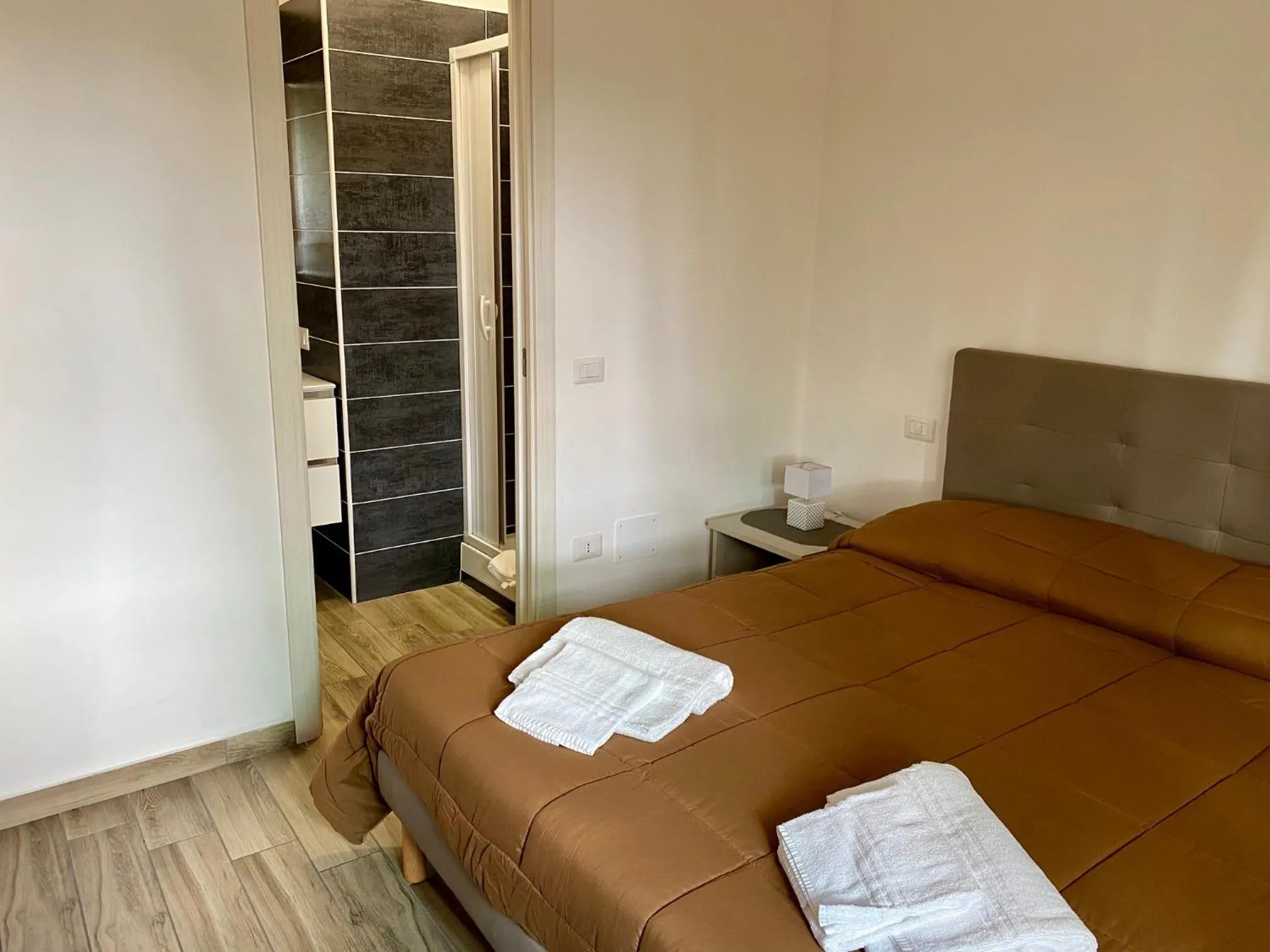 Photo of the whole room, Bed in Caruso Rooms