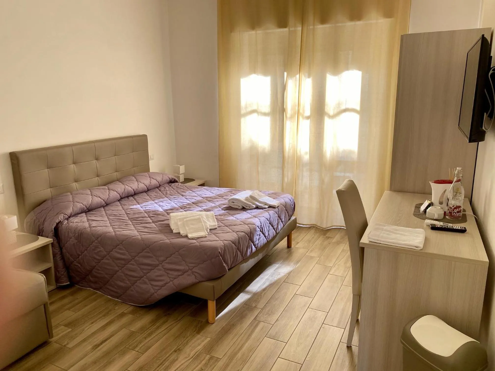 Photo of the whole room, Bed in Caruso Rooms