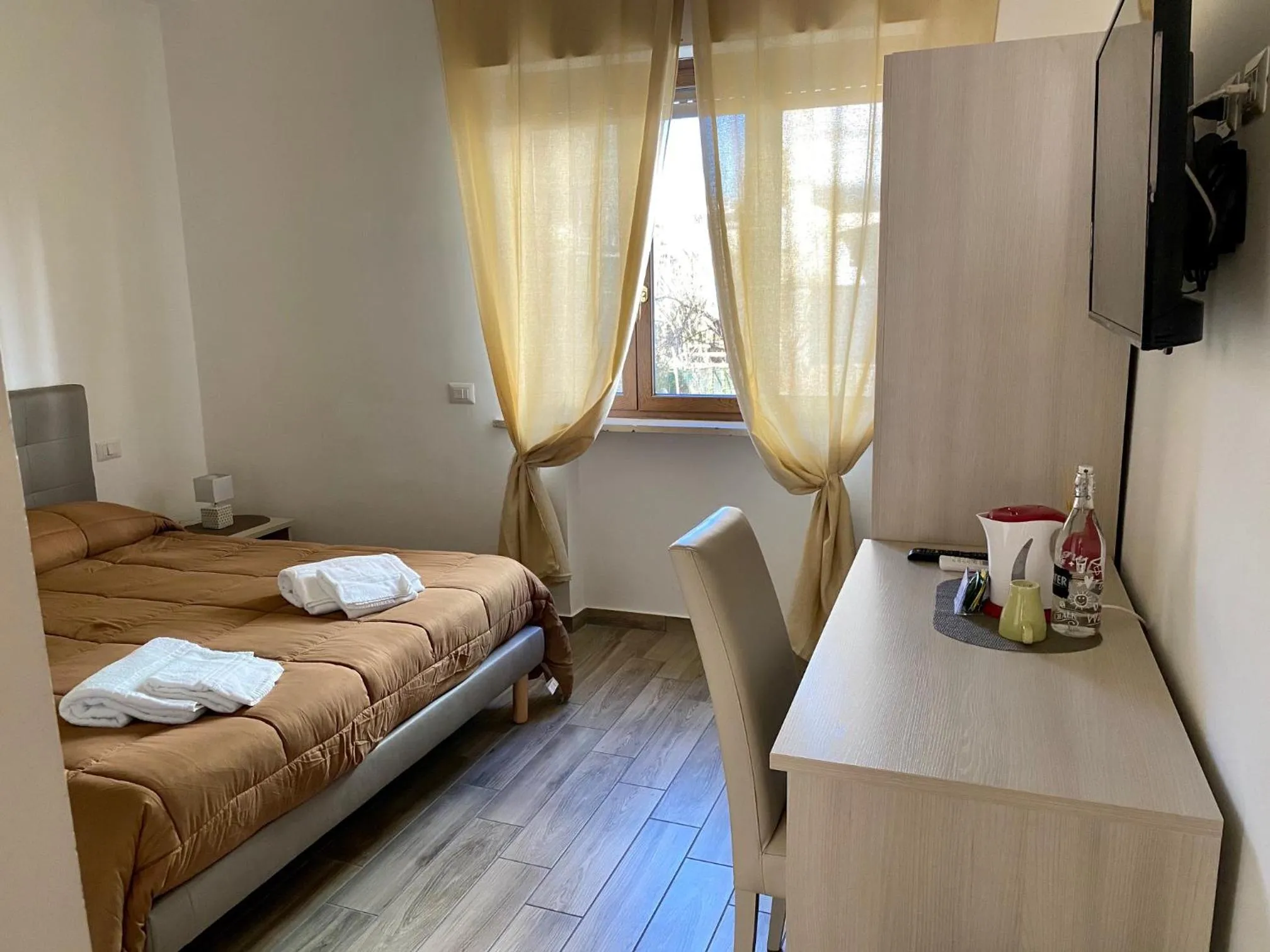 Photo of the whole room, Bed in Caruso Rooms