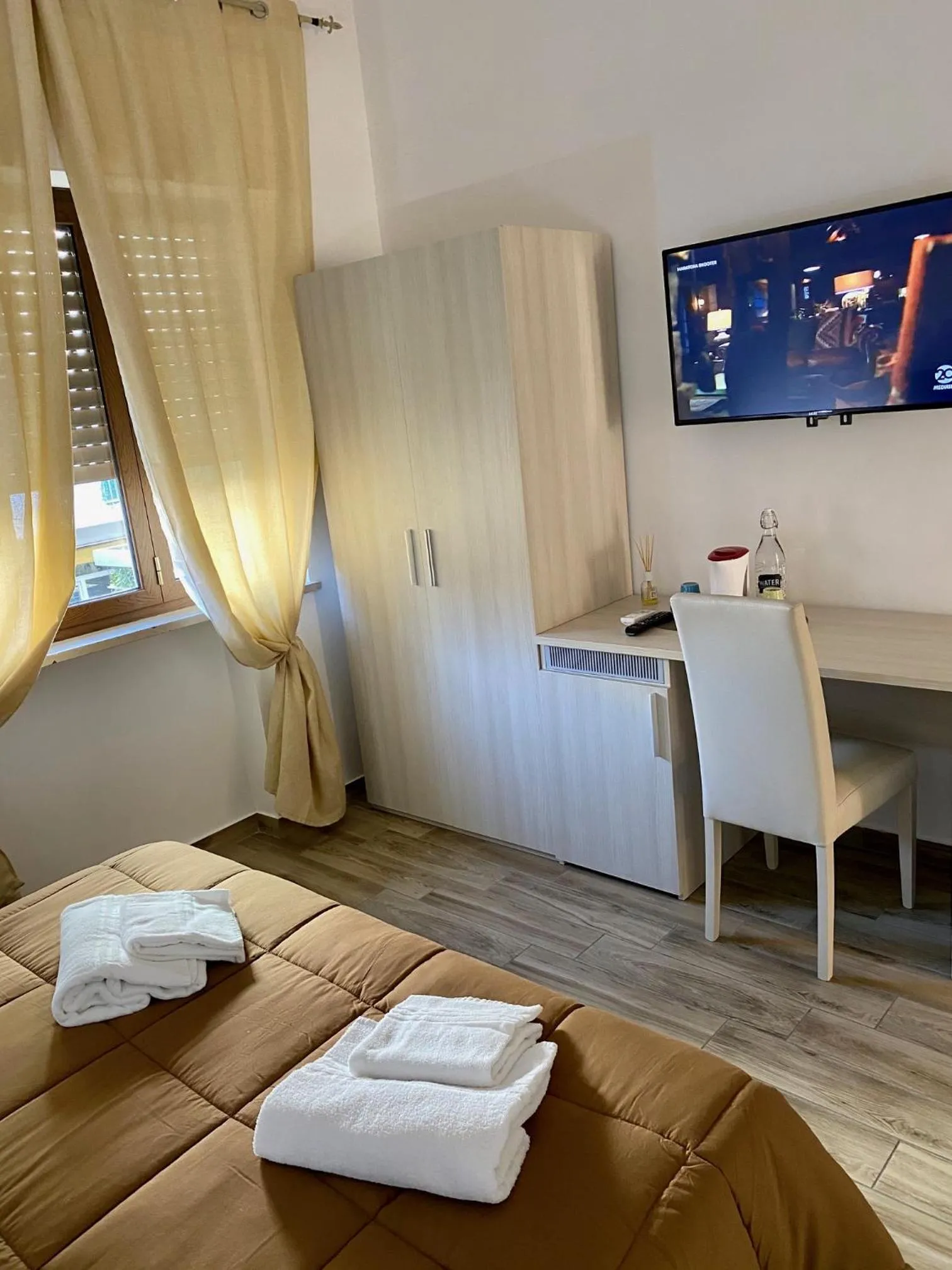 Photo of the whole room, Bed in Caruso Rooms