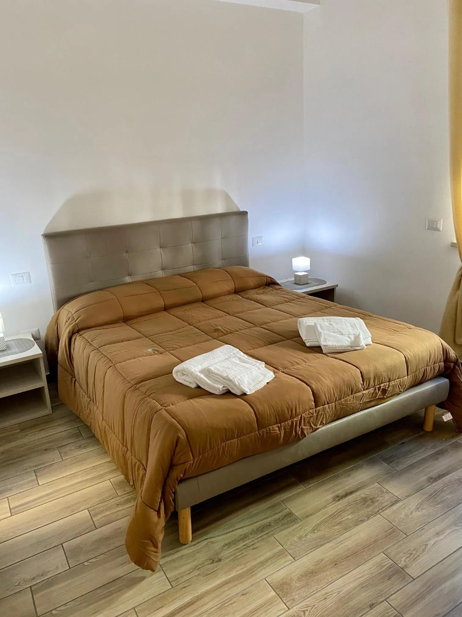 Photo of the whole room, Bed in Caruso Rooms