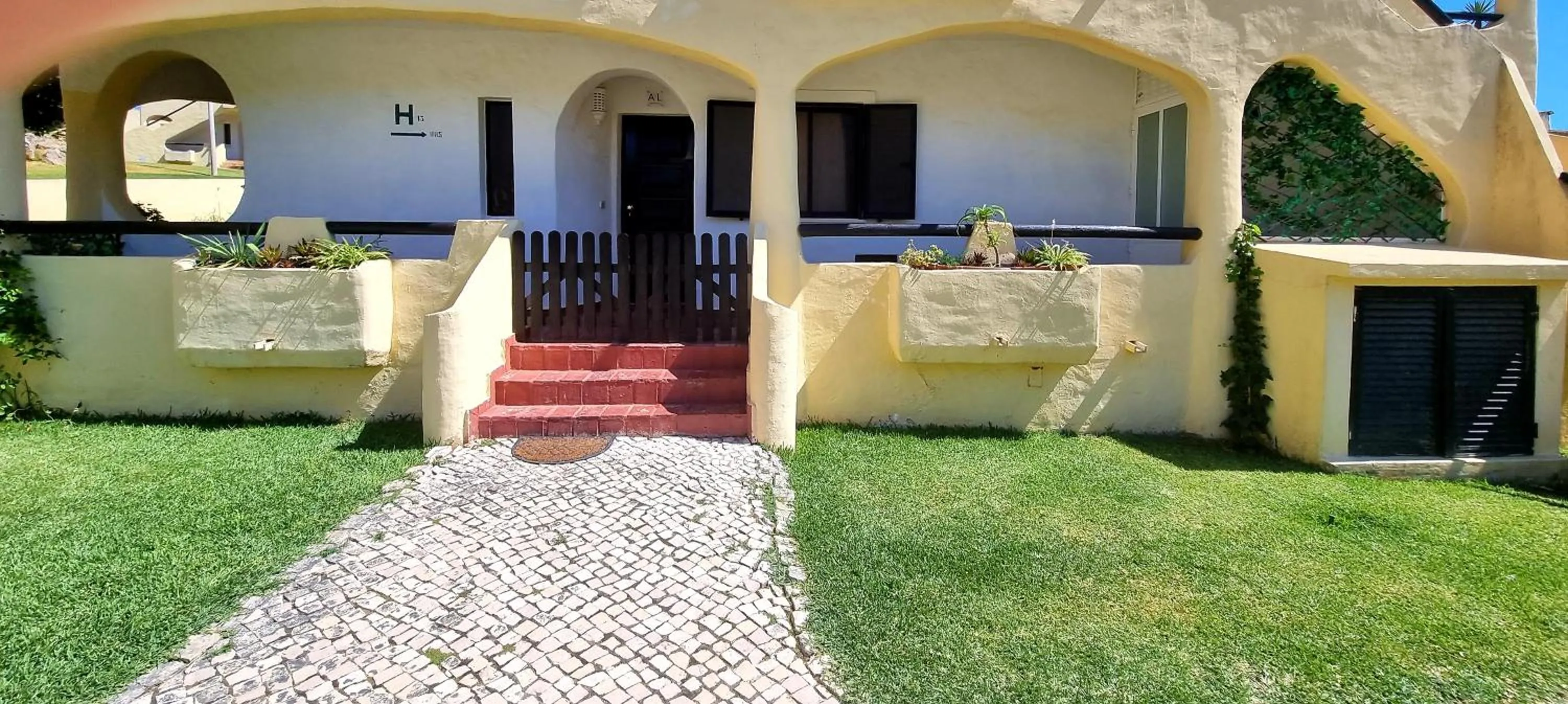 Property building in Casa Dourada