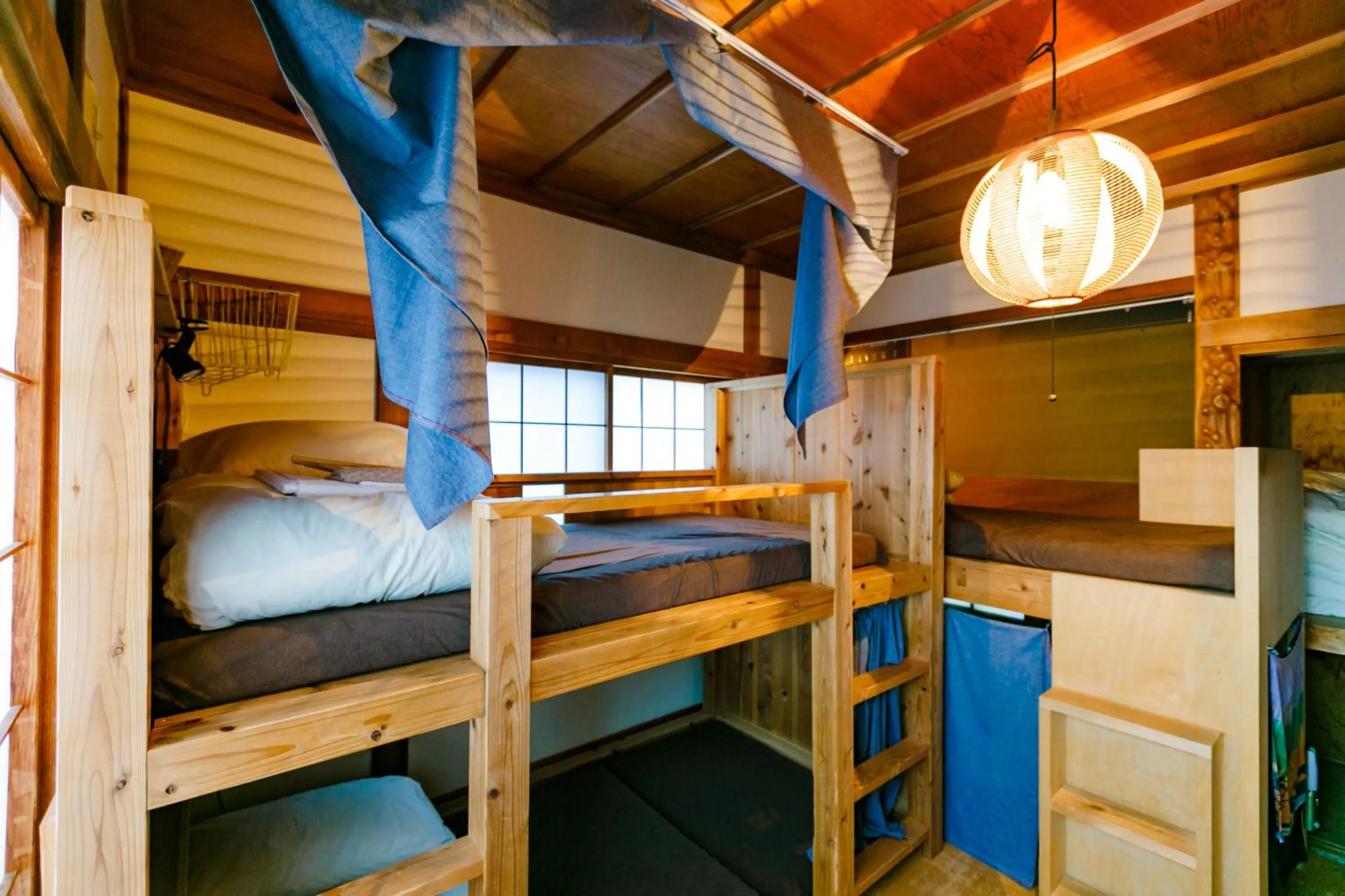 Bed in 1166 Backpackers