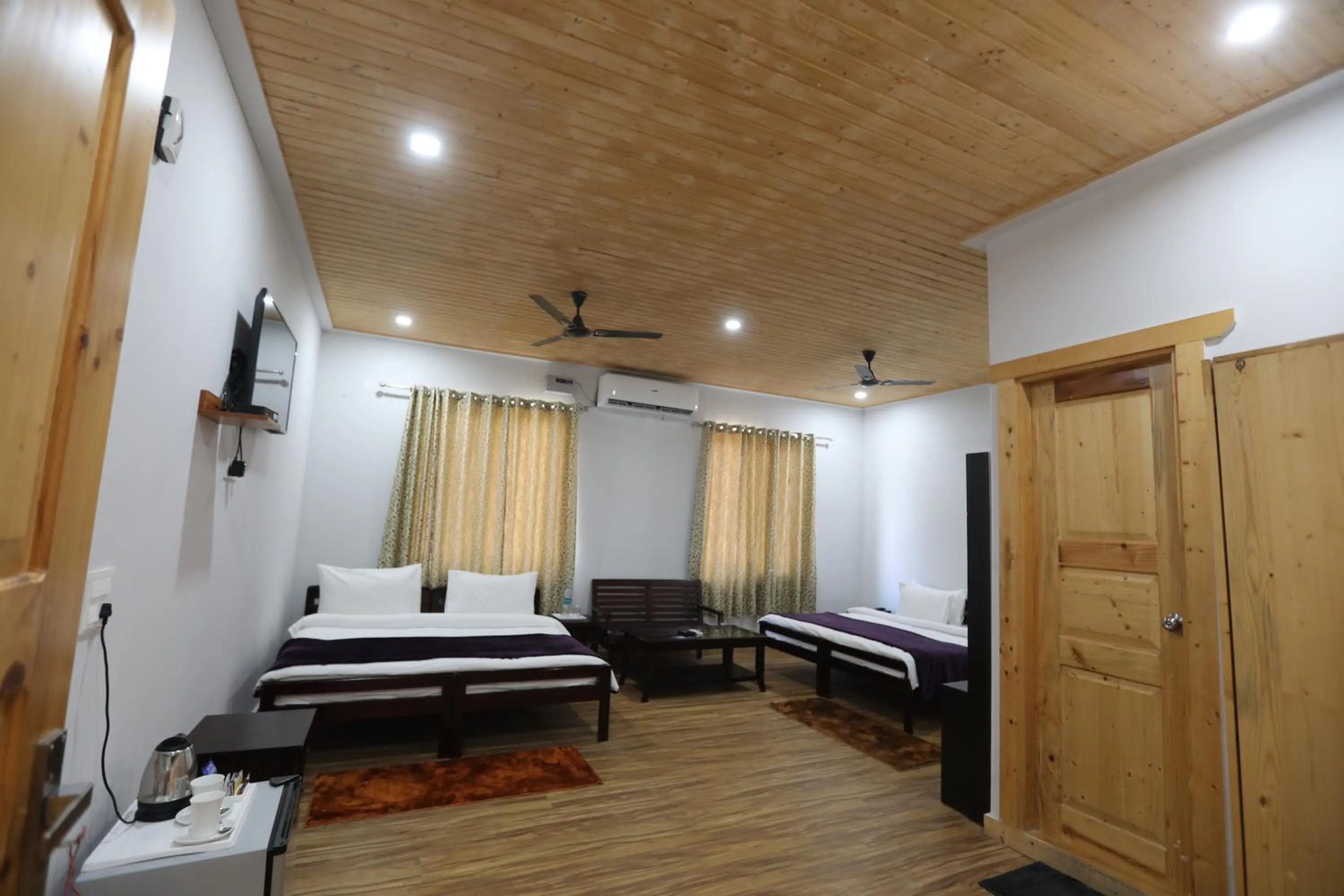 Bed in Le ROI Floating Huts & Eco Rooms Tehri