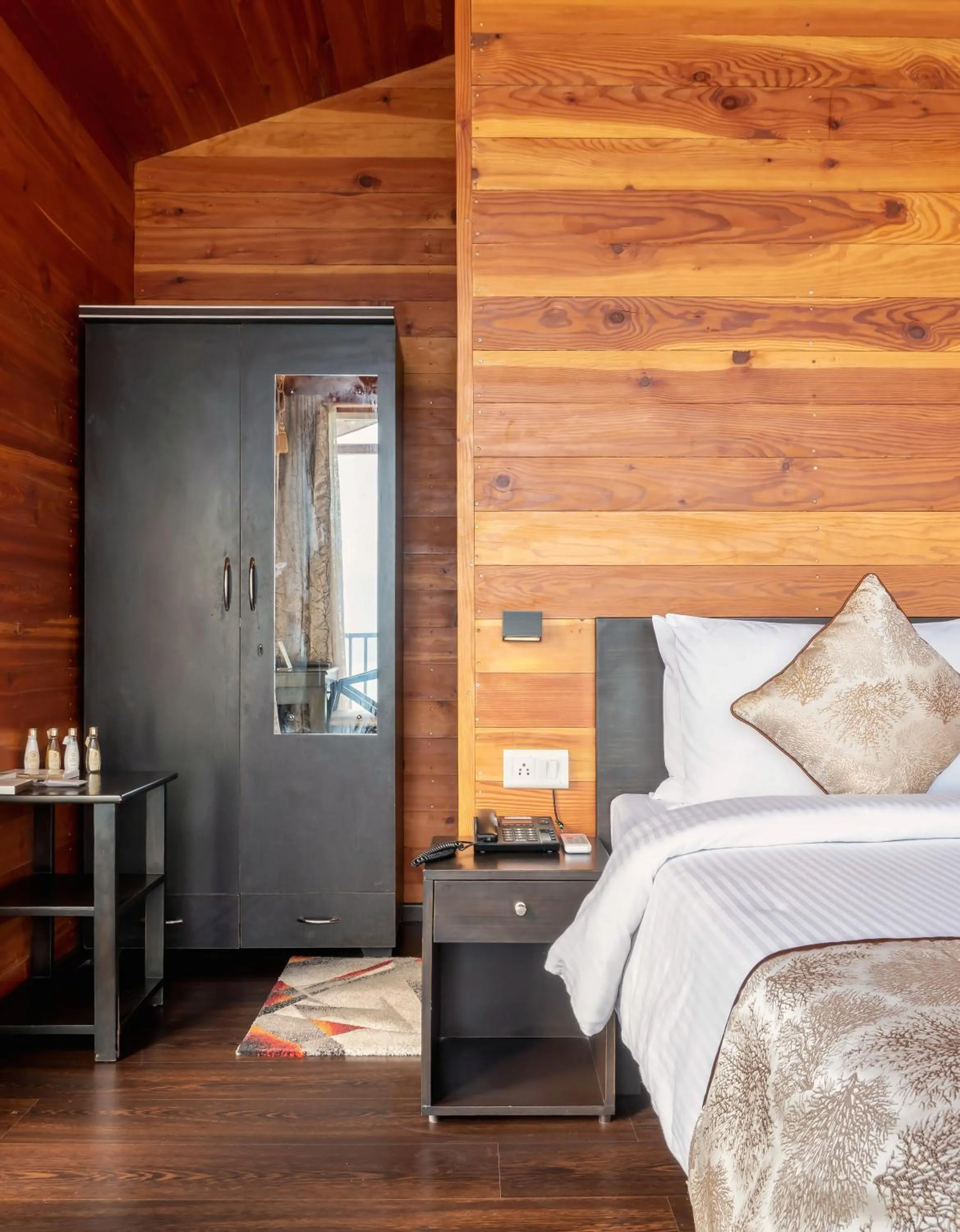 Bed in Le ROI Floating Huts & Eco Rooms Tehri