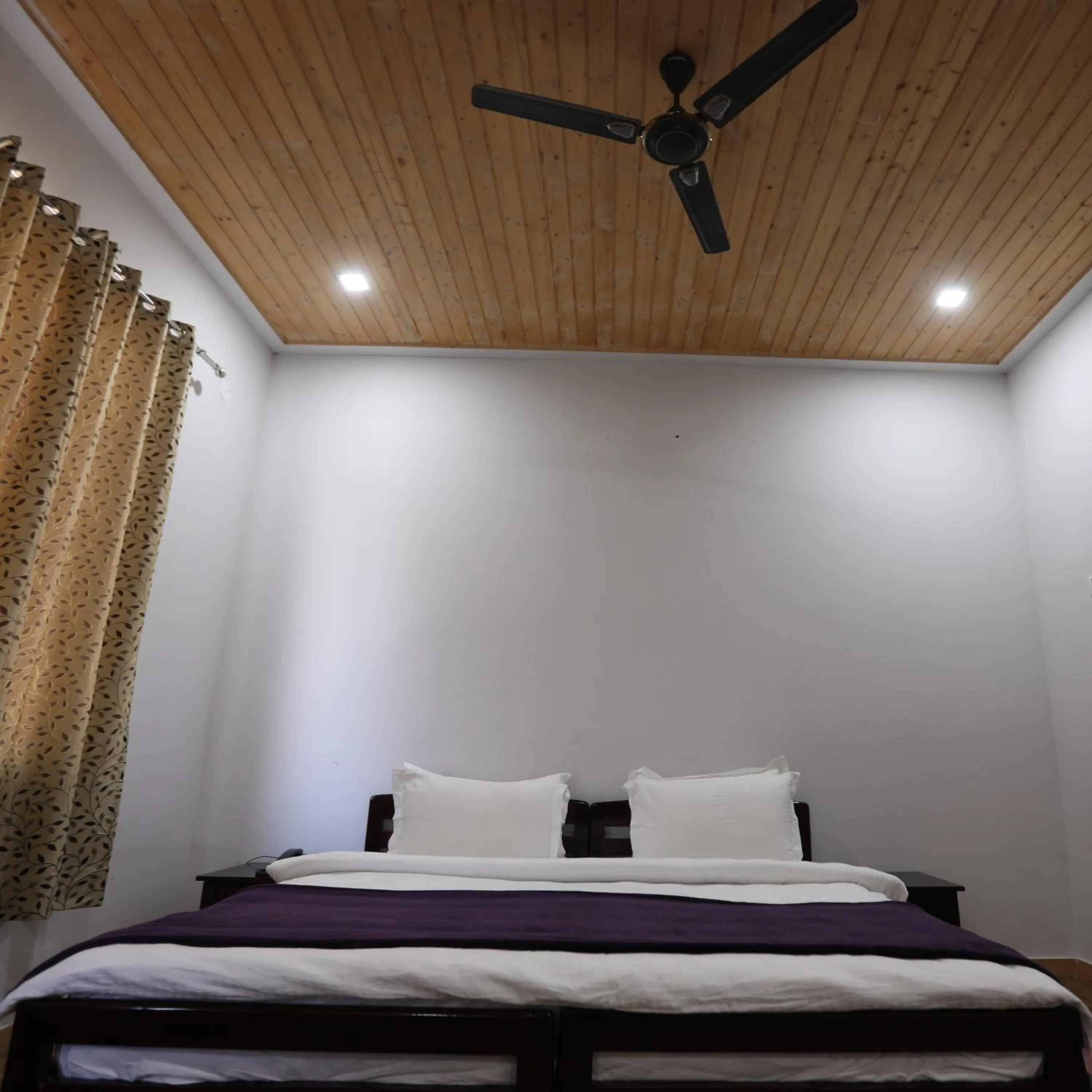 Bed in Le ROI Floating Huts & Eco Rooms Tehri