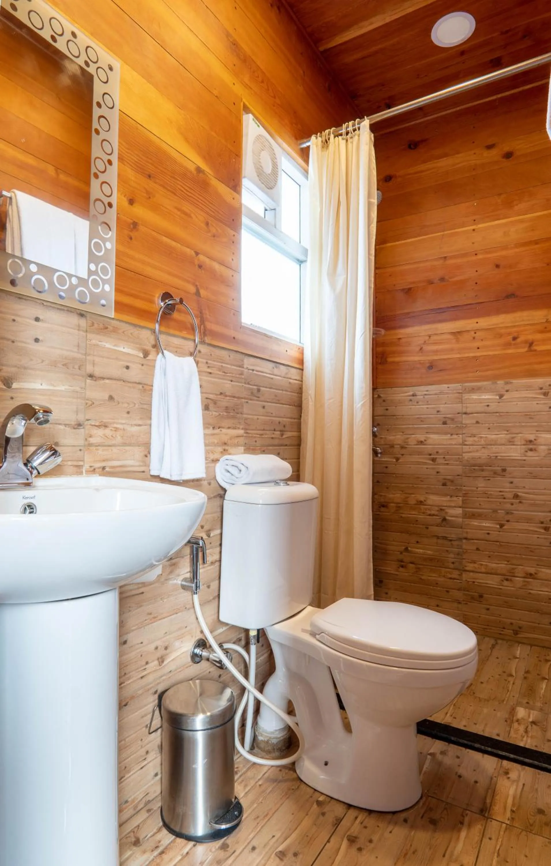 Bathroom in Le ROI Floating Huts & Eco Rooms Tehri