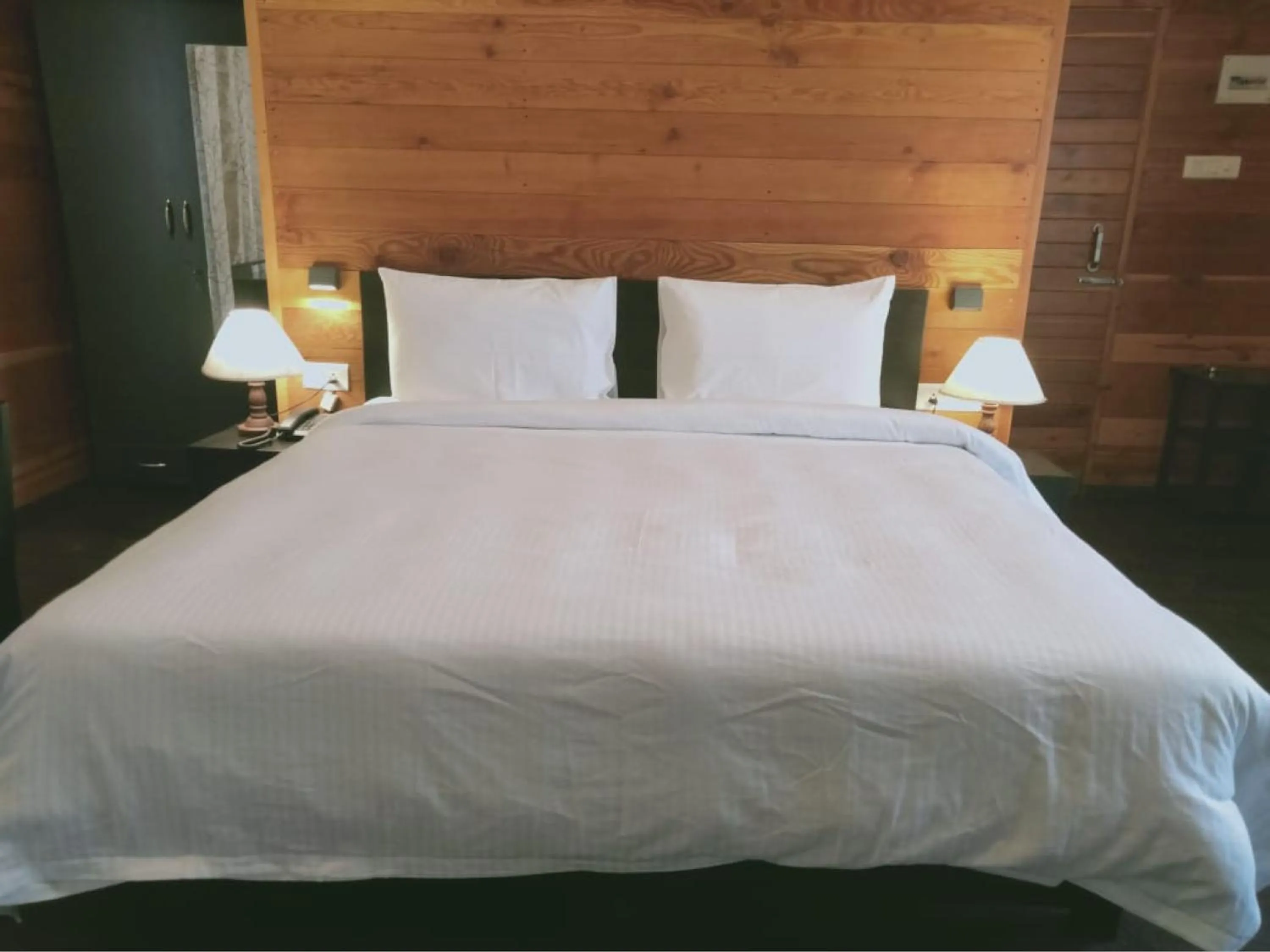 Bed in Le ROI Floating Huts & Eco Rooms Tehri