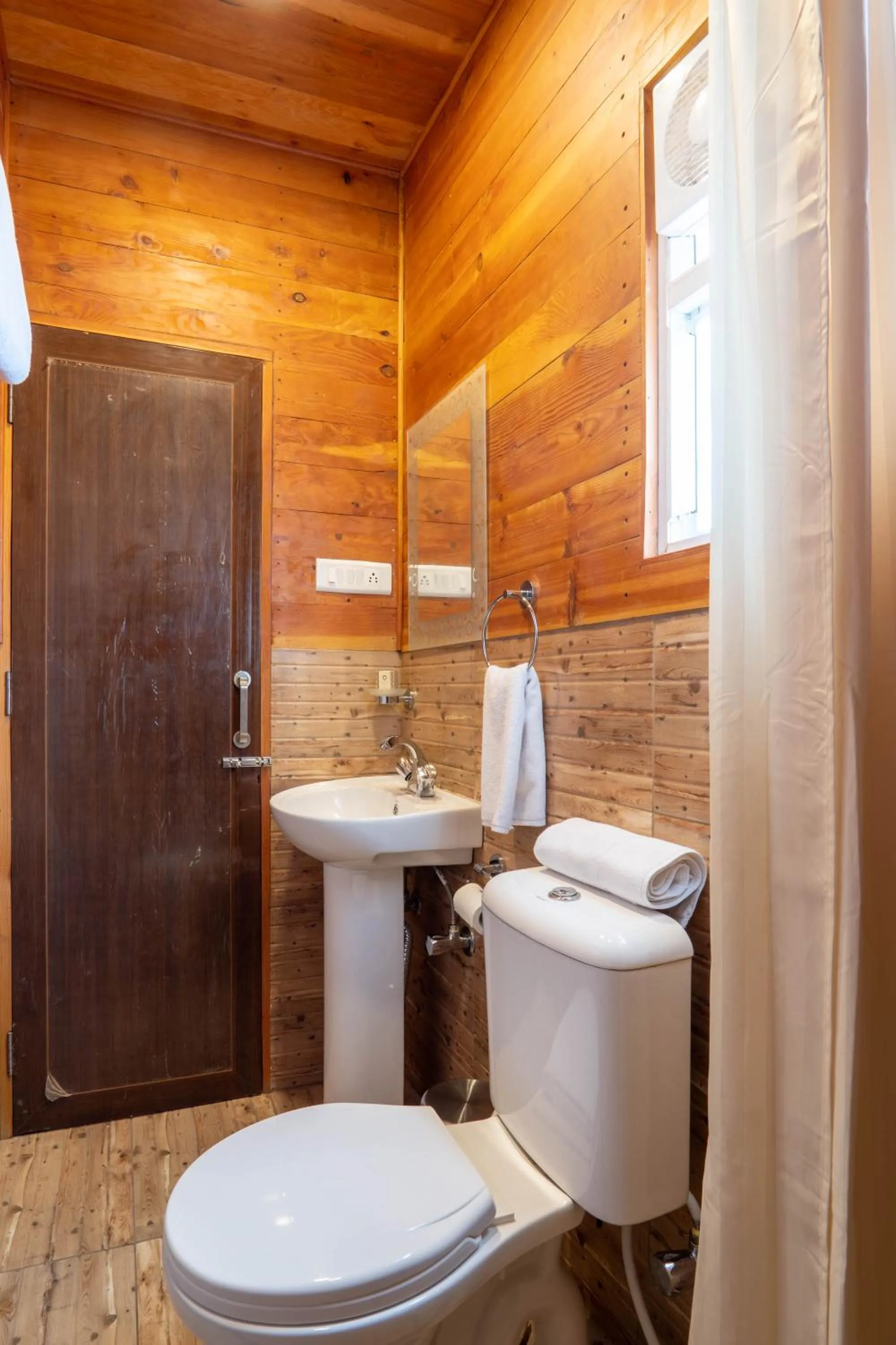 Bathroom in Le ROI Floating Huts & Eco Rooms Tehri