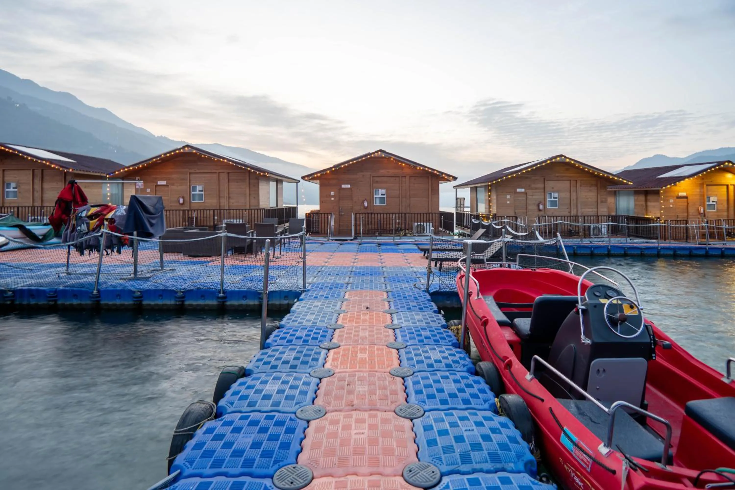 Property building in Le ROI Floating Huts & Eco Rooms Tehri