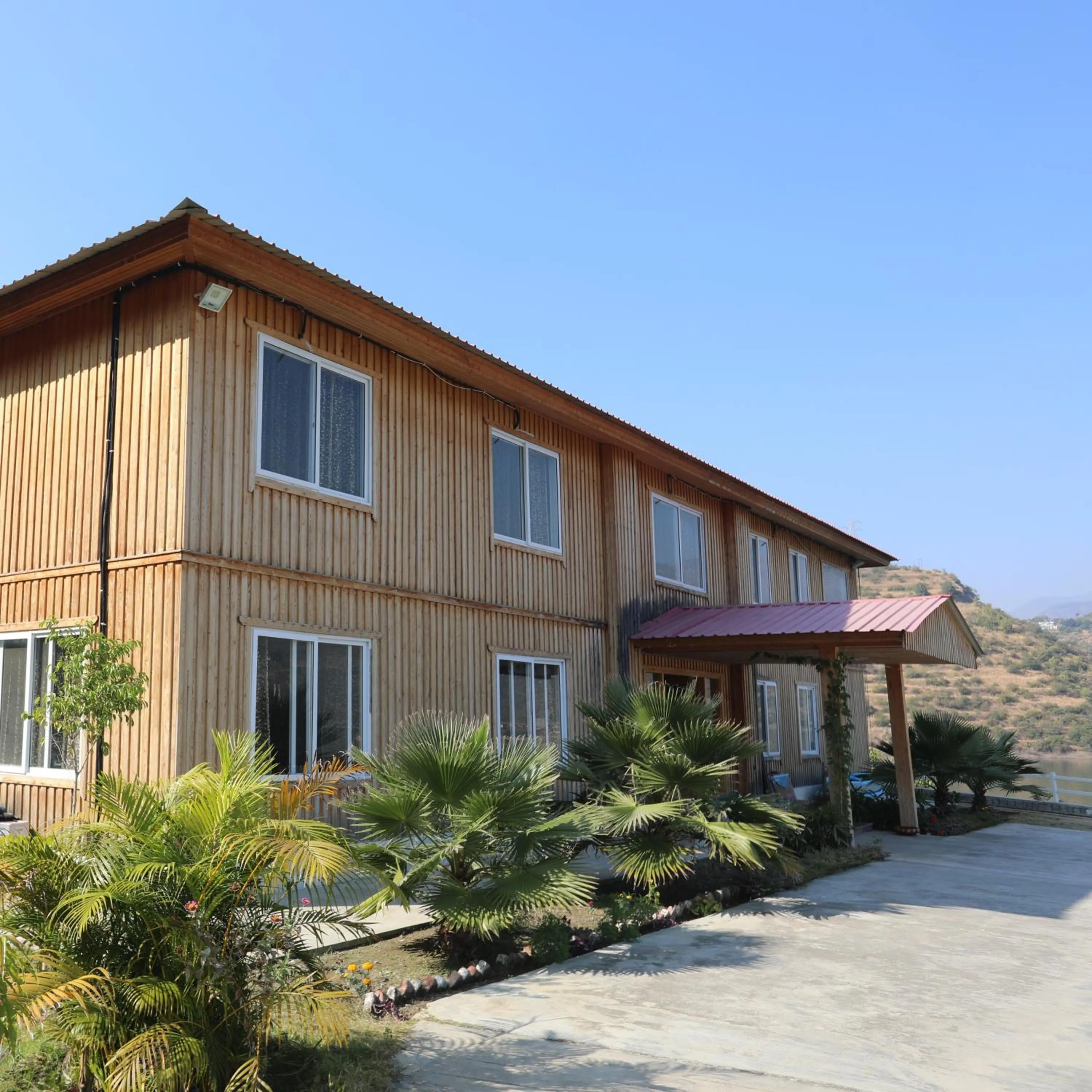 Property building in Le ROI Floating Huts & Eco Rooms Tehri
