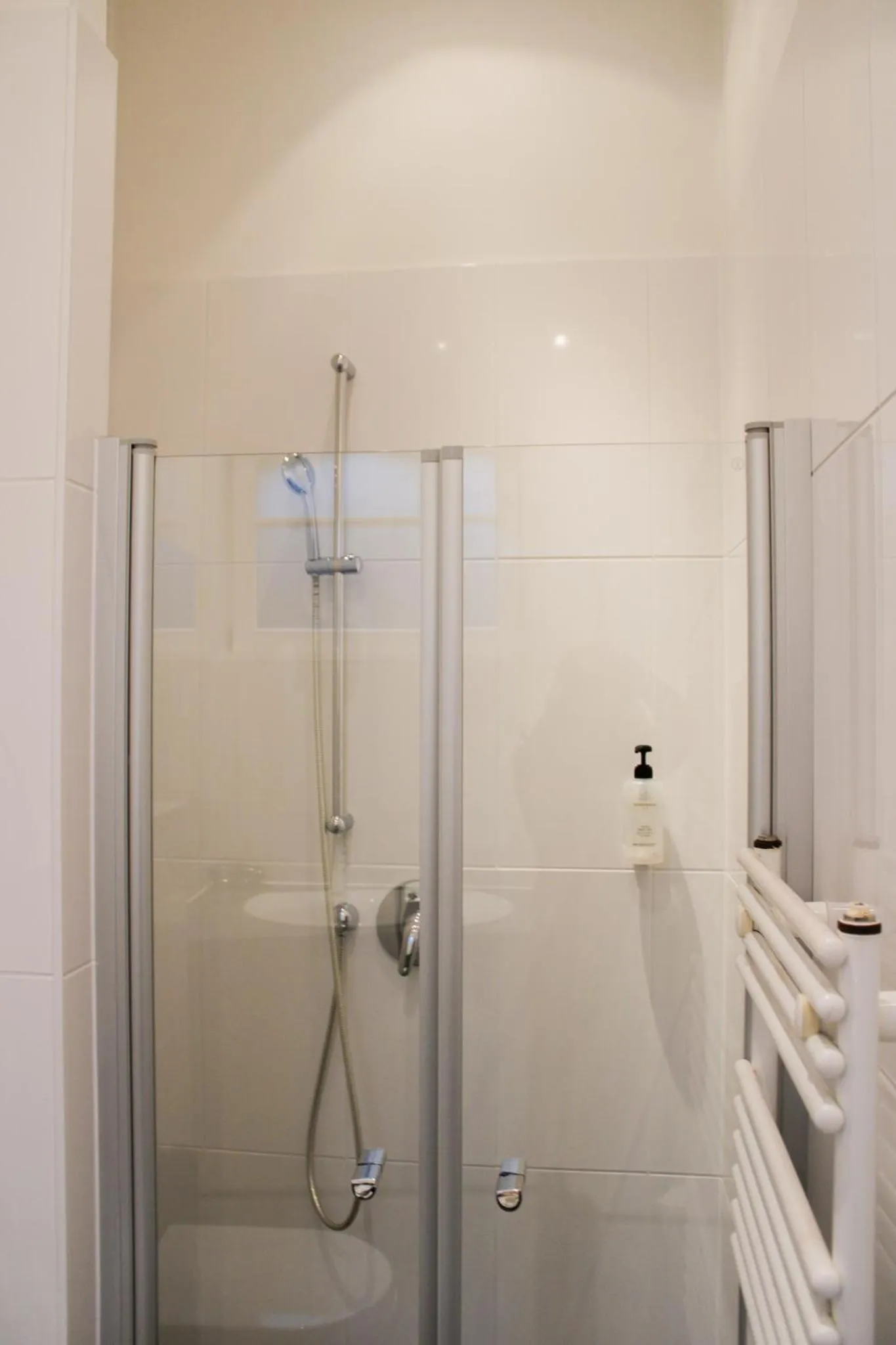 Shower in GLS Studio Hotel Berlin