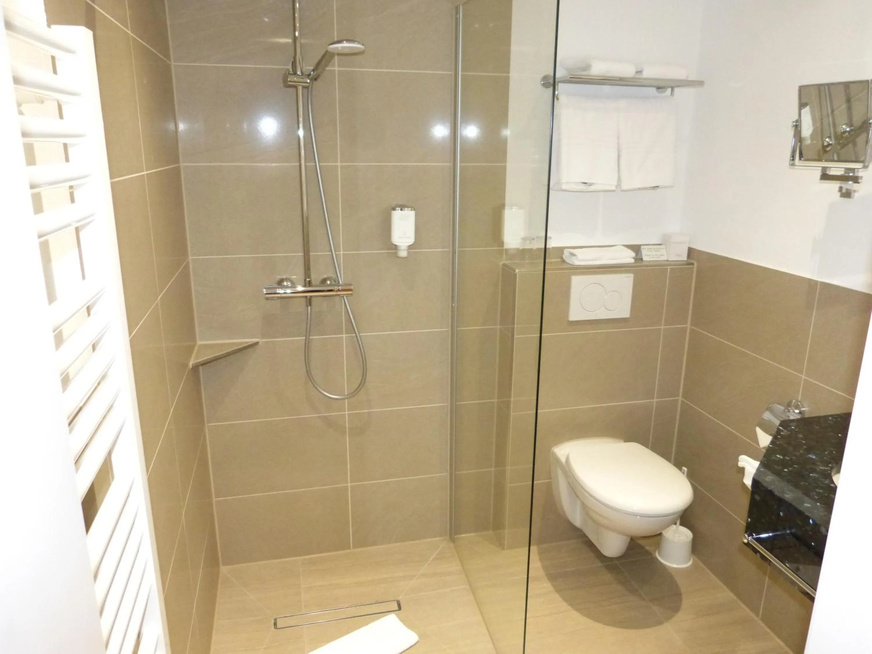 Bathroom in Hotel Roshop