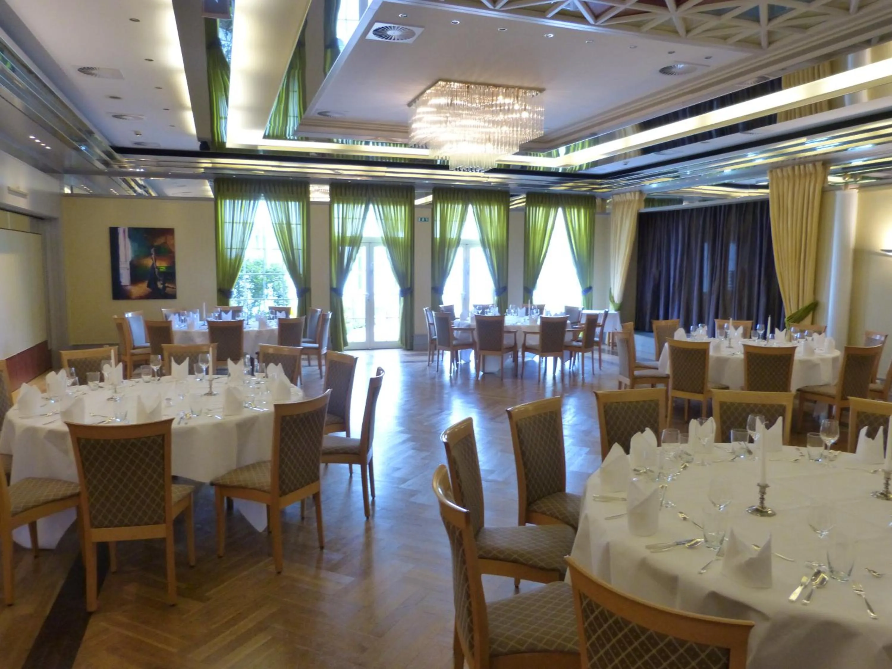Banquet/Function facilities in Hotel Roshop