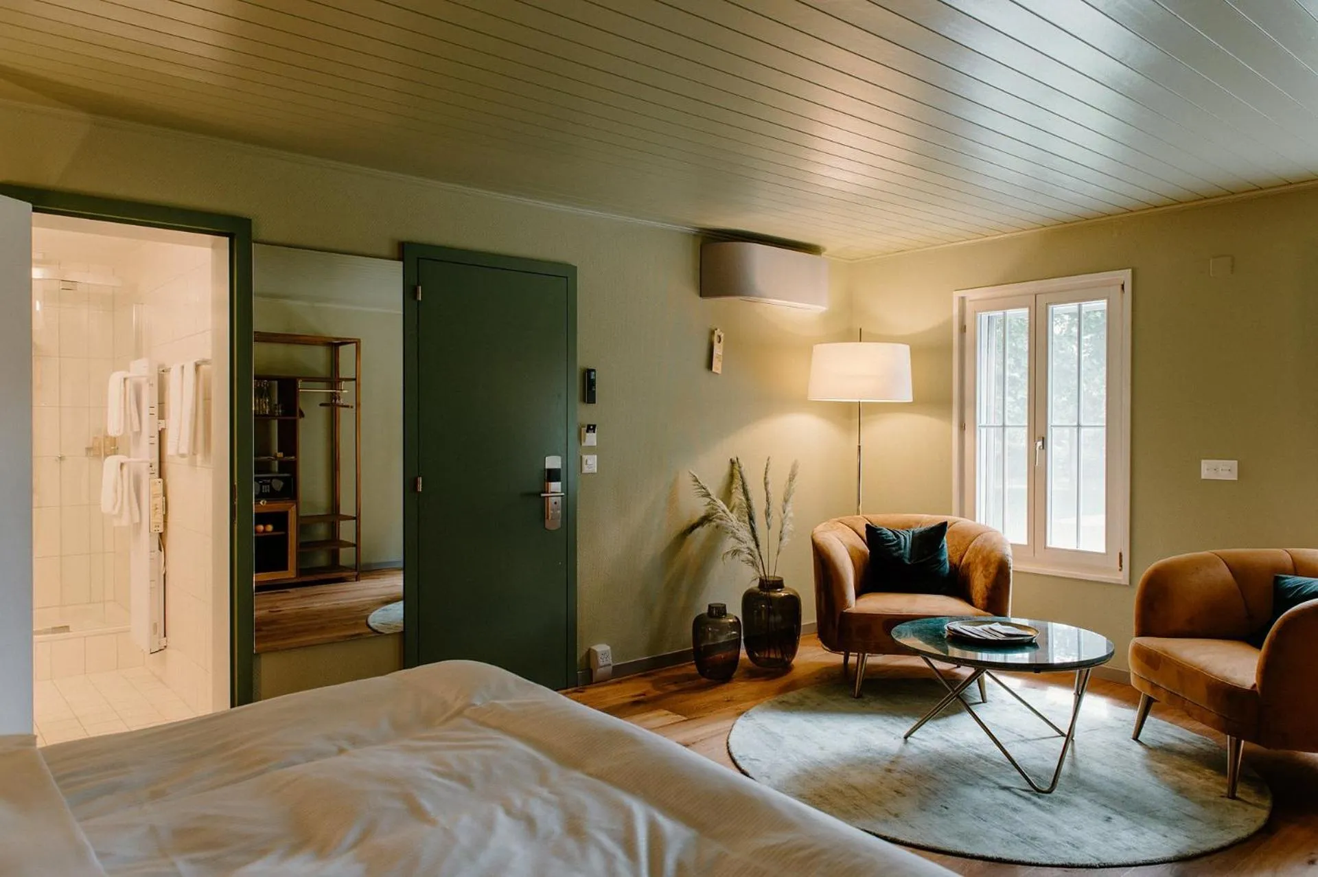 Photo of the whole room, Bed in Hotel Schloss Hünigen