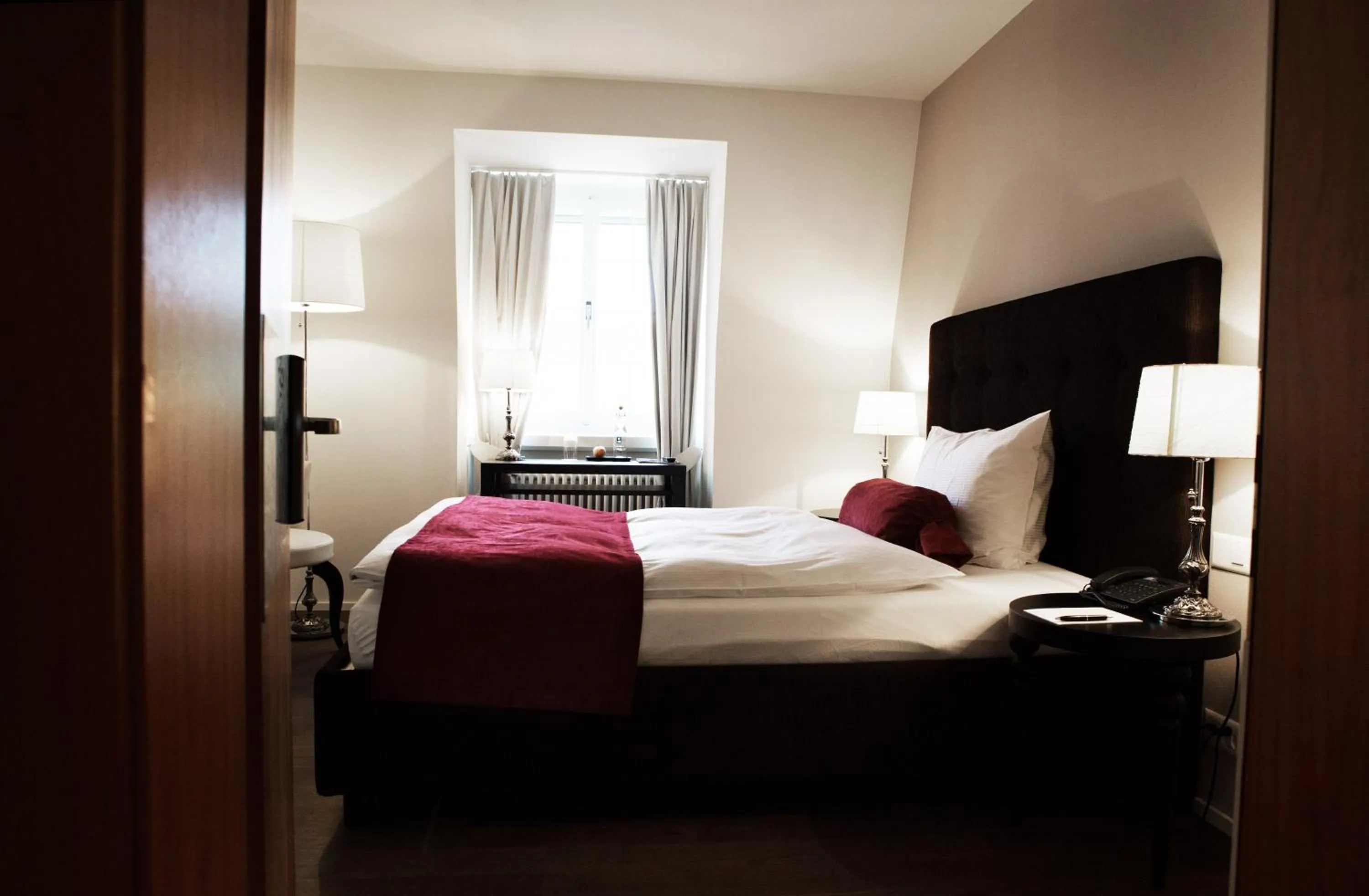 Photo of the whole room, Bed in Hotel Schloss Hünigen