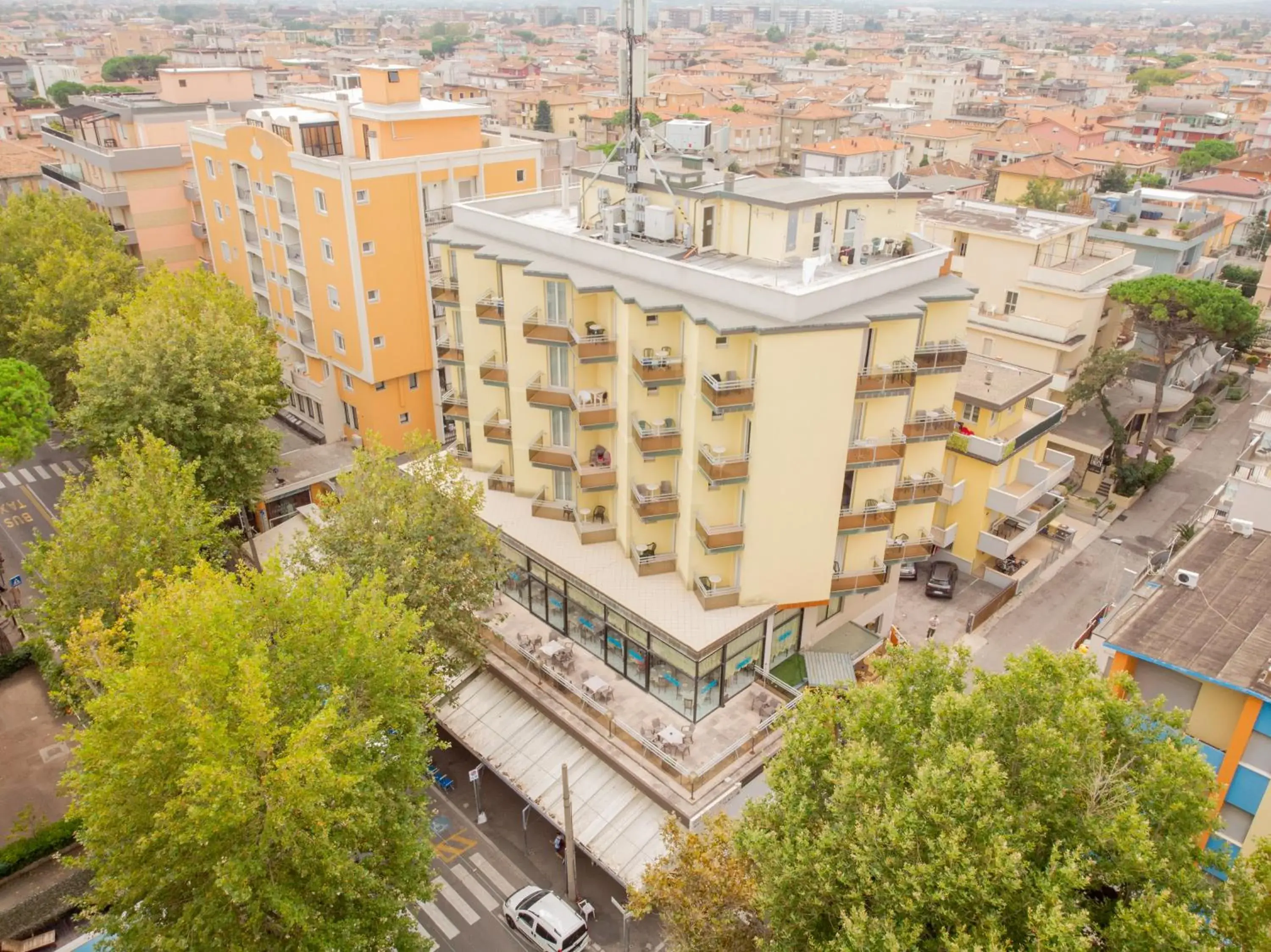 Bird's eye view, Bird's-eye View in Hotel Fantasy