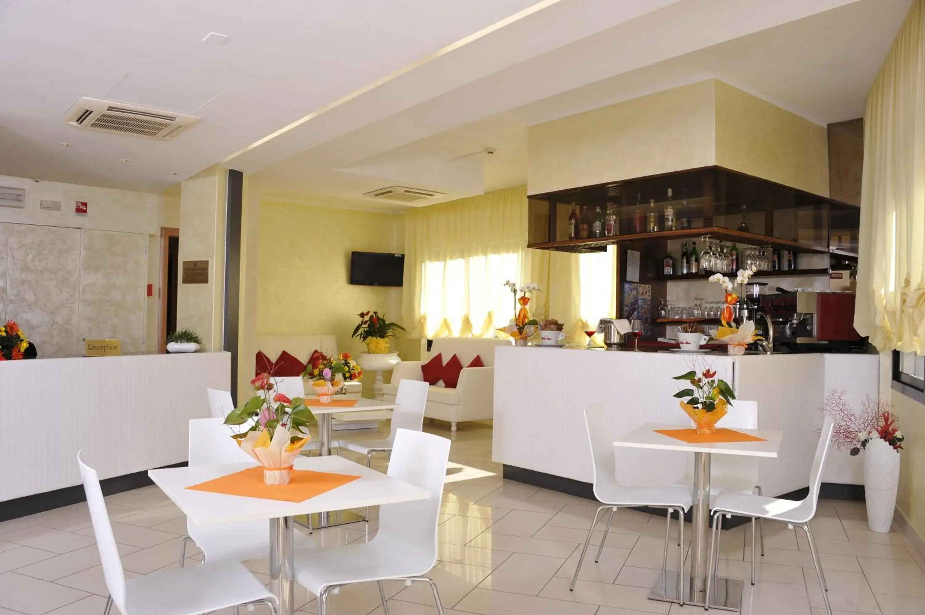 Lobby or reception, Restaurant/Places to Eat in Hotel Fantasy