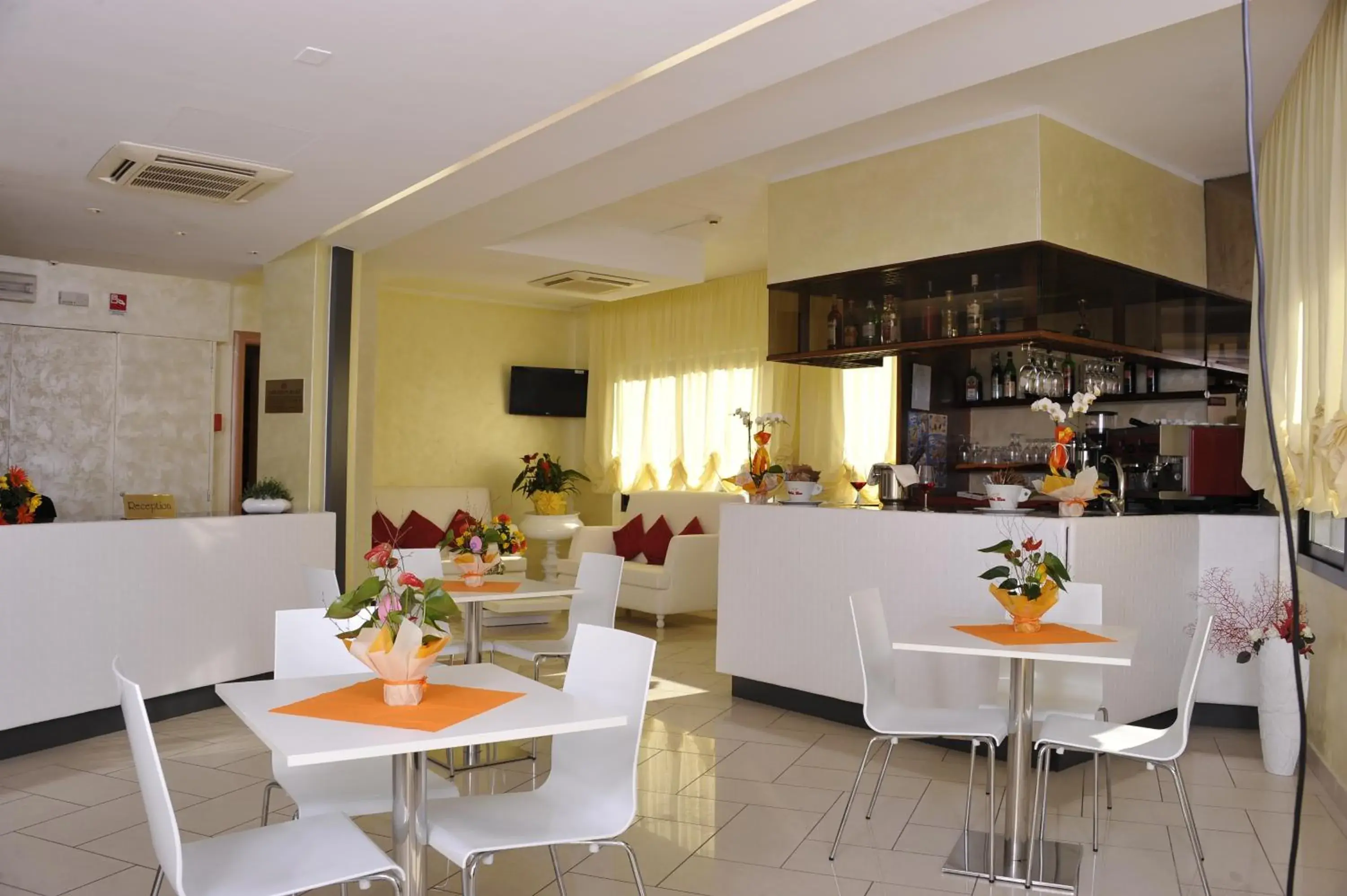 Lobby or reception, Restaurant/Places to Eat in Hotel Fantasy