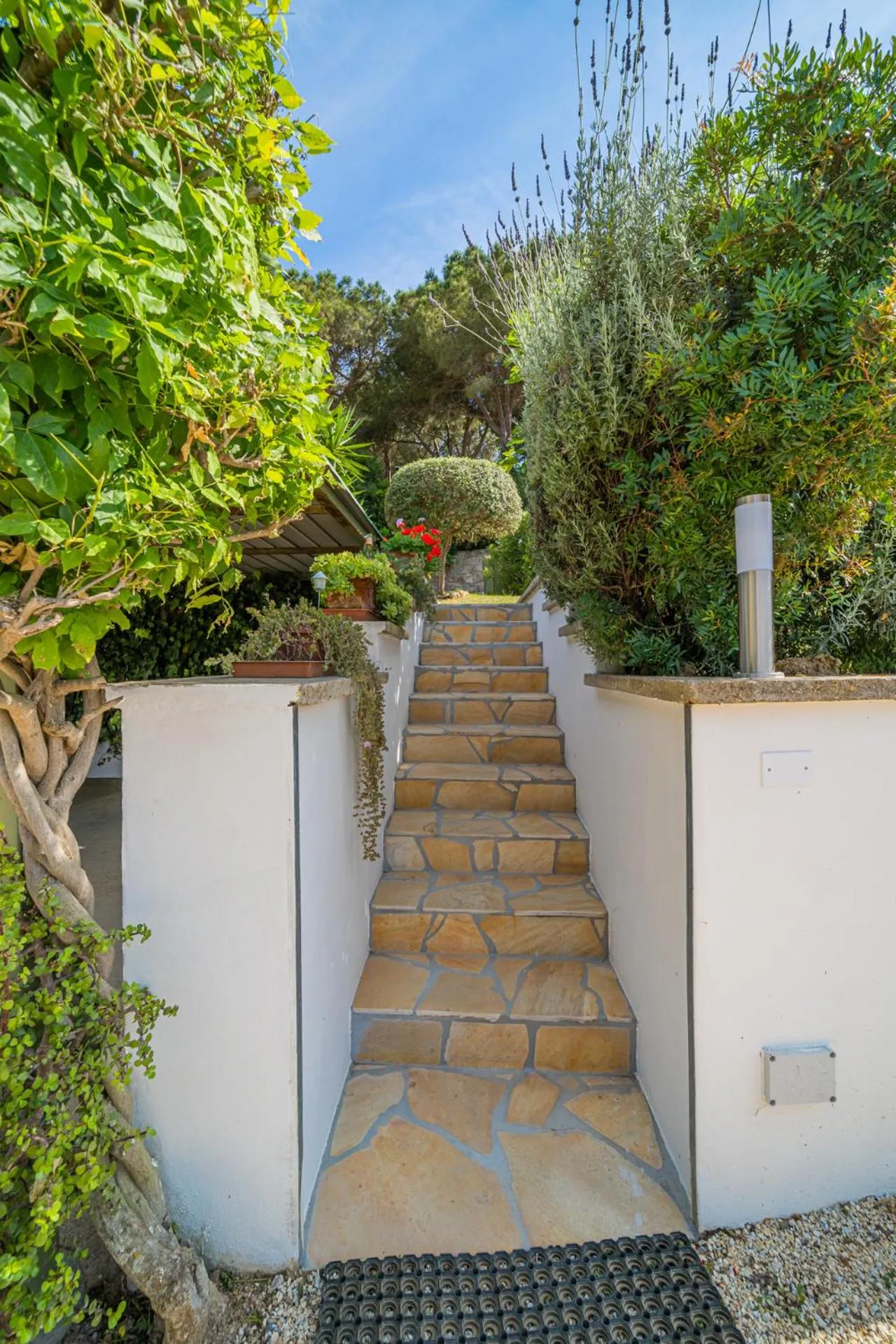 Master apartment in villa 6 to 8 persons with large private garden