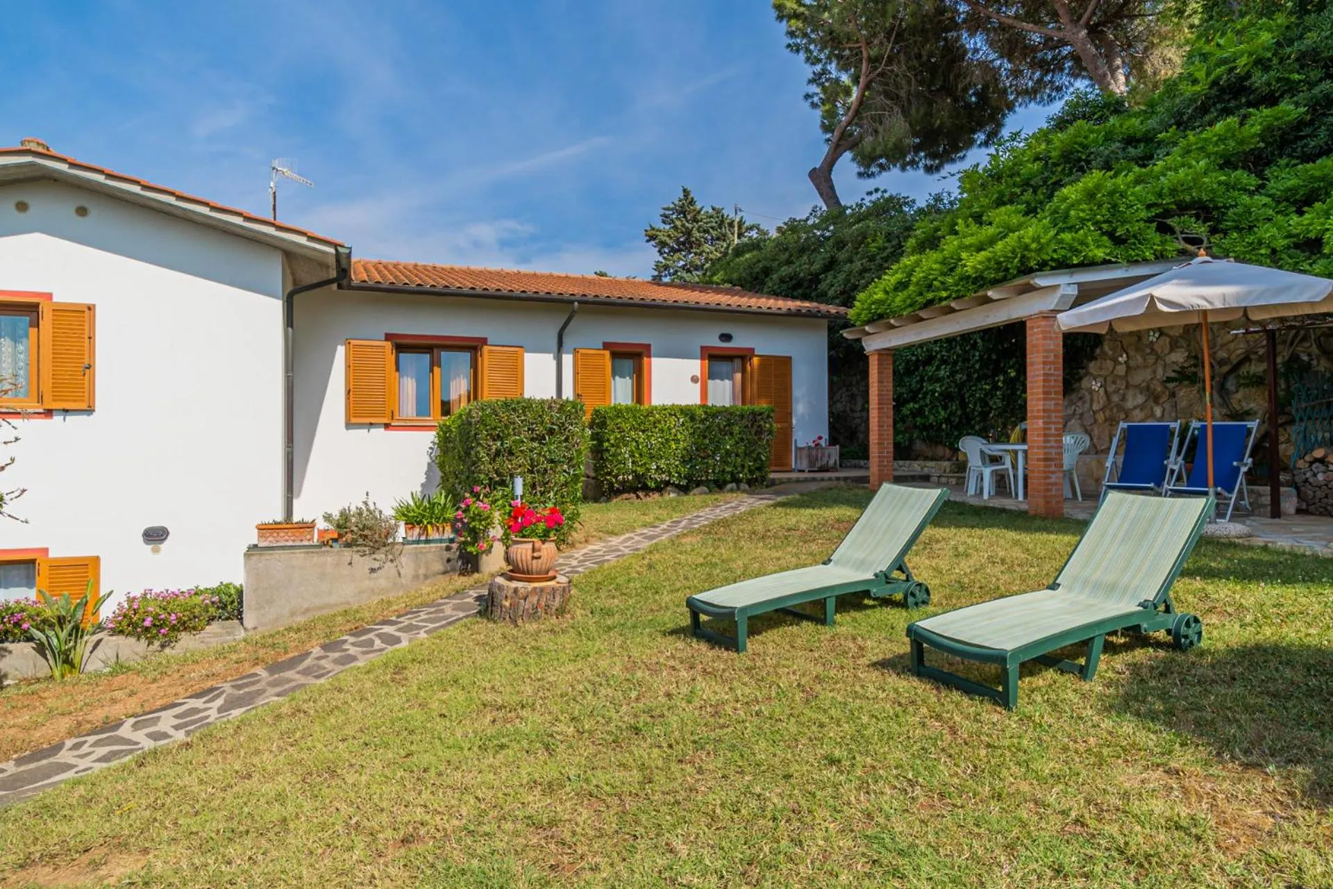 Master apartment in villa 6 to 8 persons with large private garden