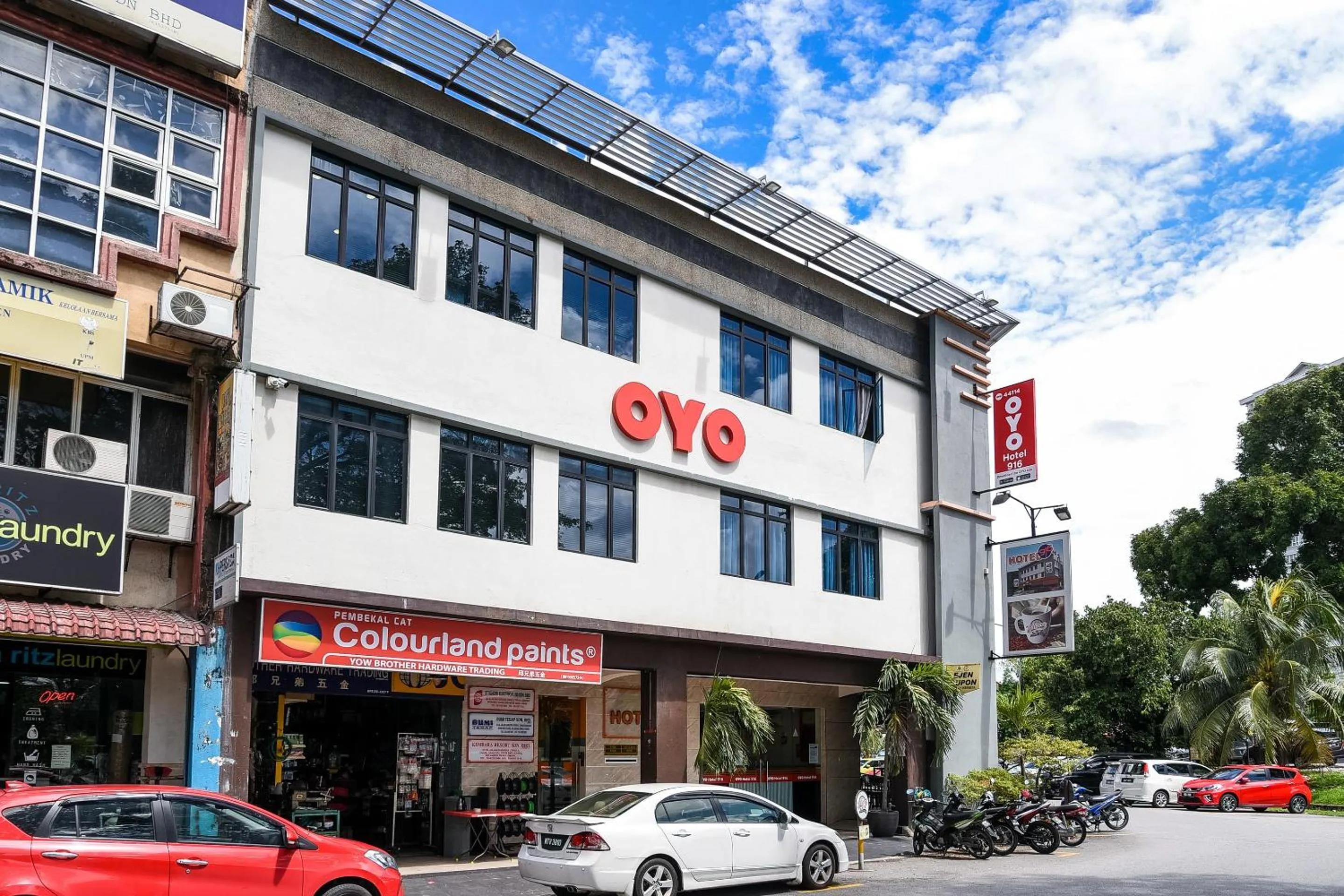 Facade/entrance in Hotel O Hotel 916