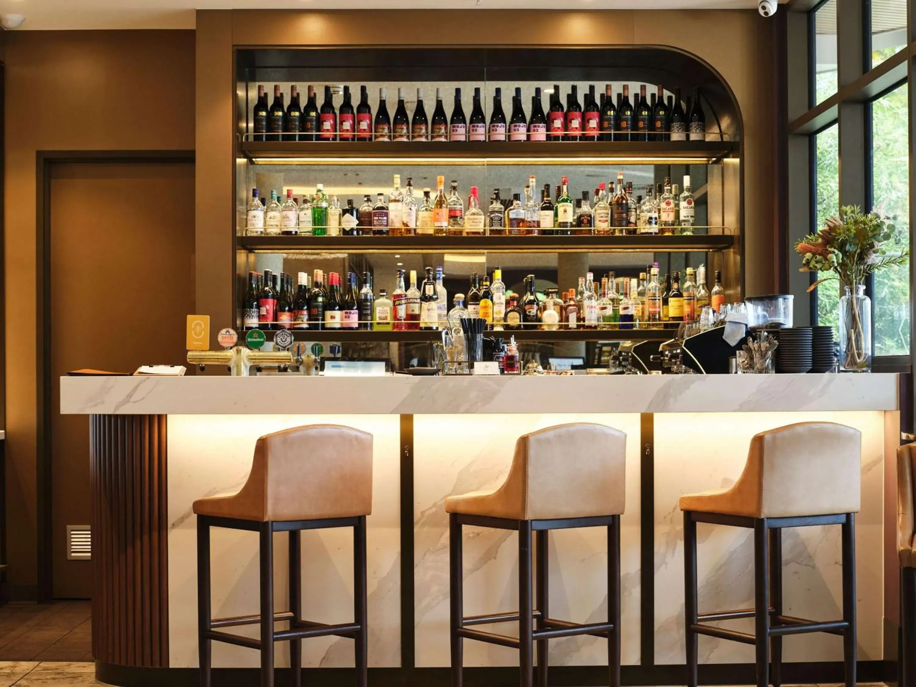 Lounge or bar in Rydges Ringwood Lounge or bar in Rydges Ringwood