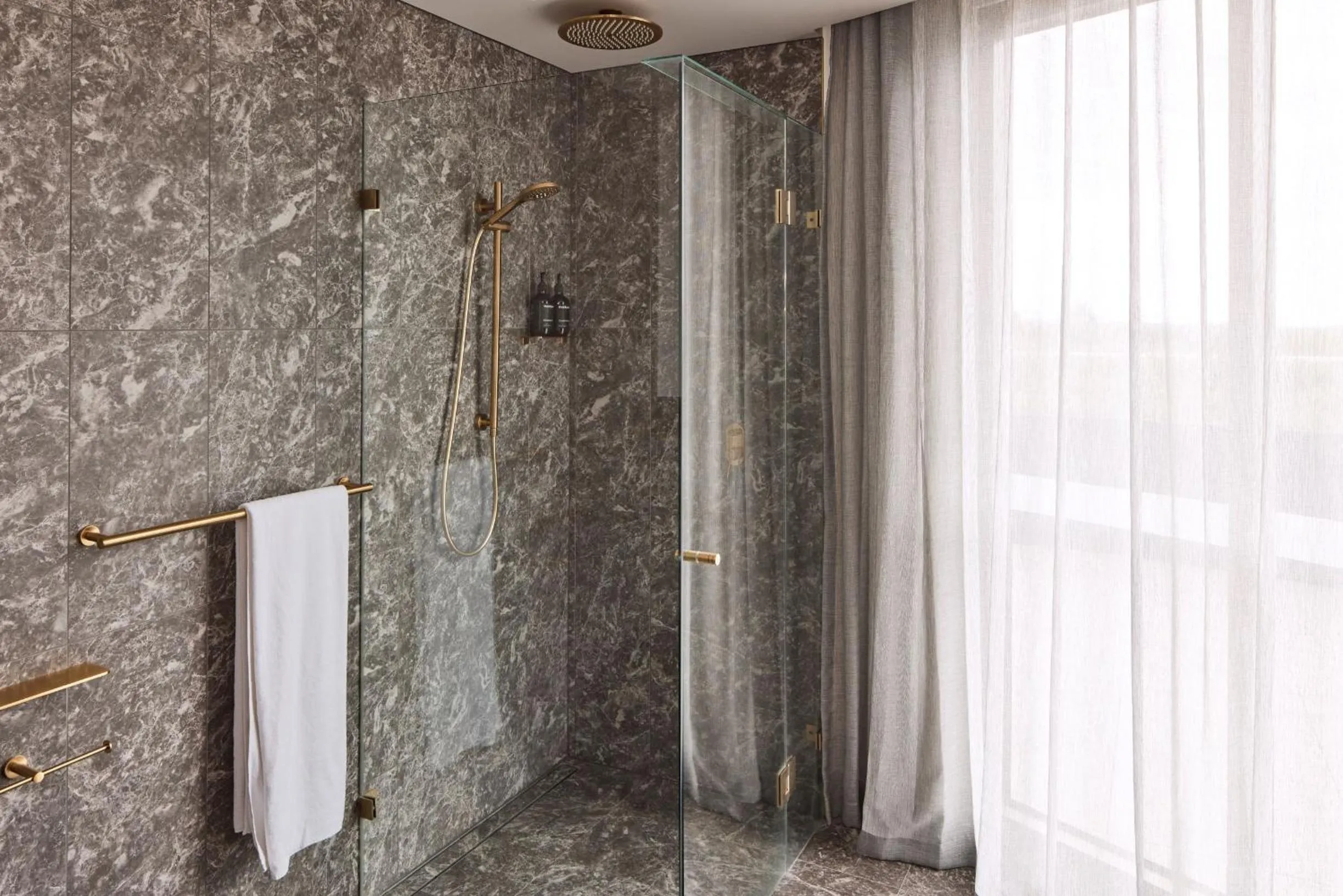 Shower in Rydges Ringwood