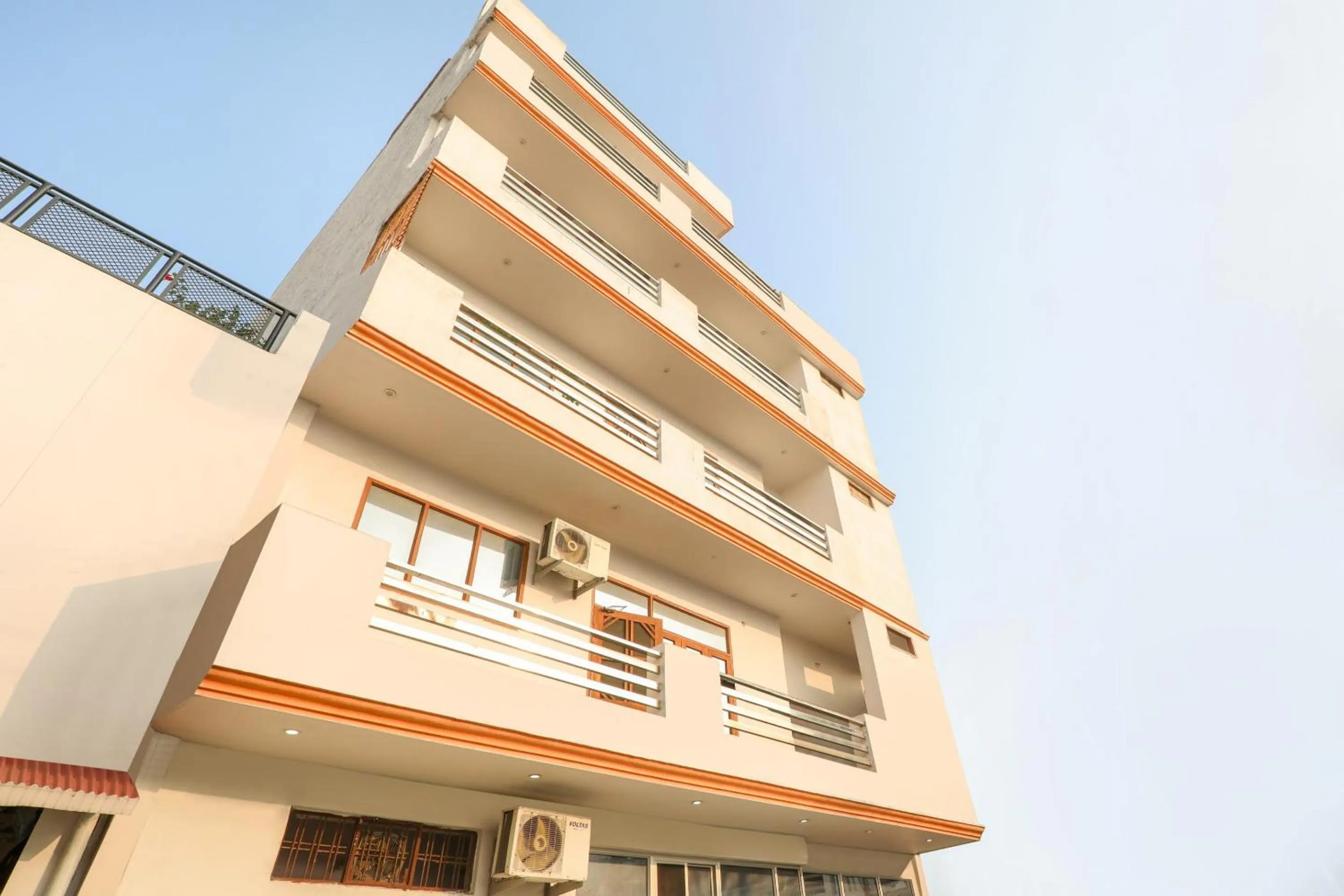 Facade/entrance in OYO 76256 Trimurti Palace