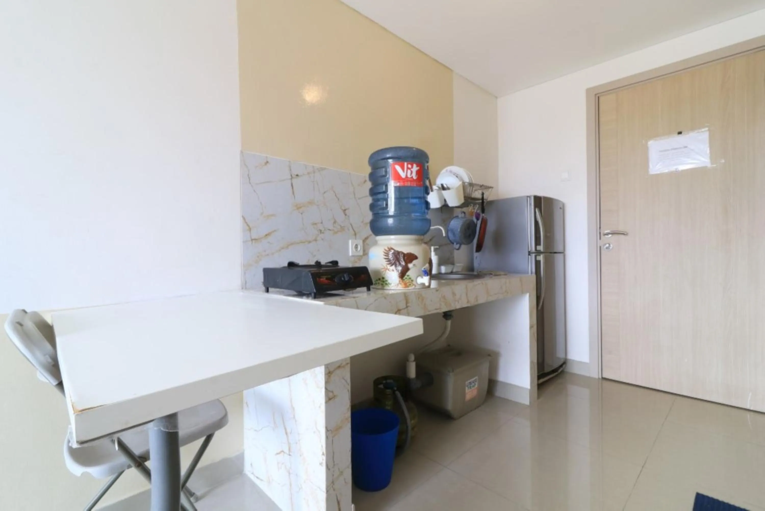 Kitchen or kitchenette in Paradise Mansion Apartment by Guardian Pro