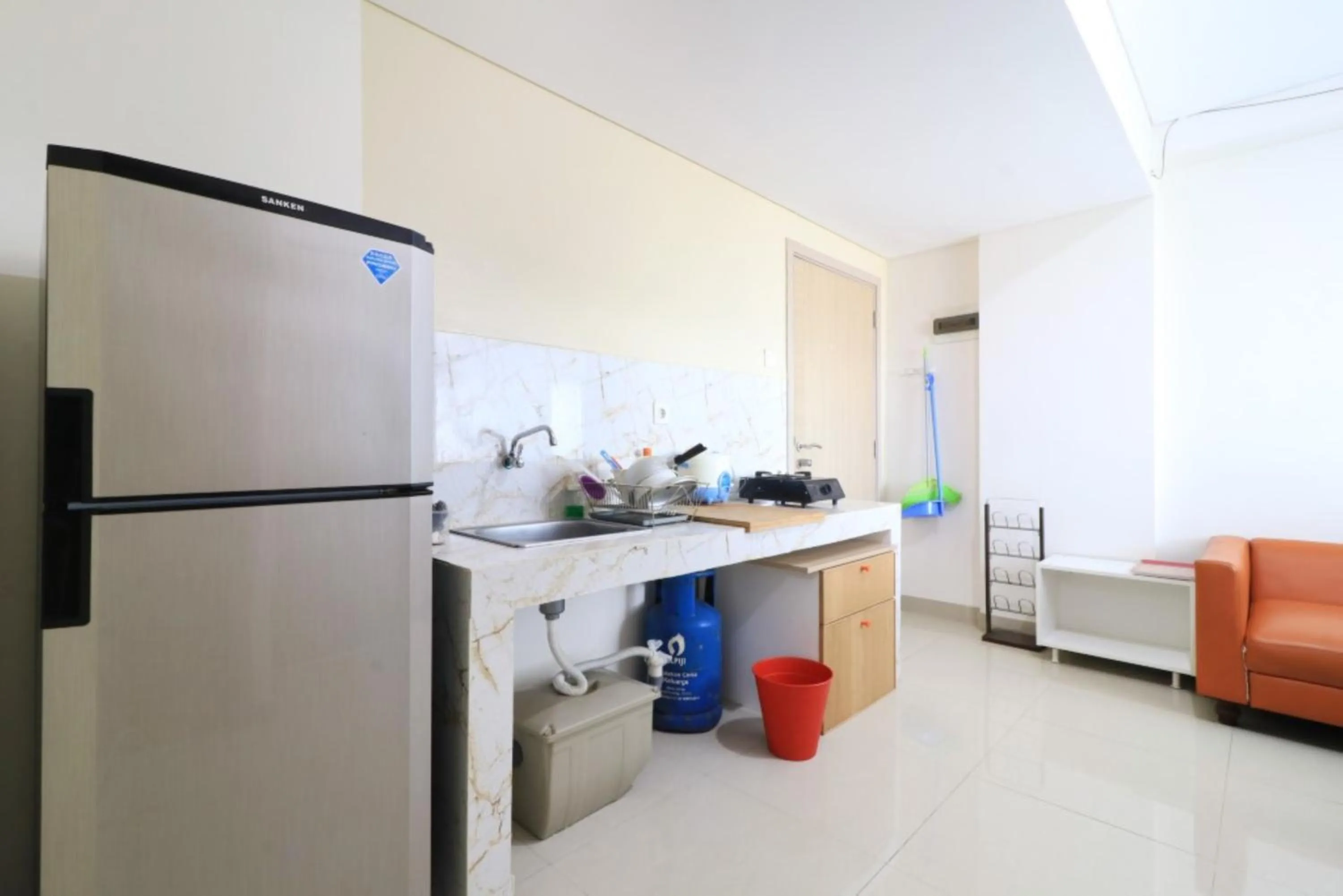 Kitchen or kitchenette in Paradise Mansion Apartment by Guardian Pro