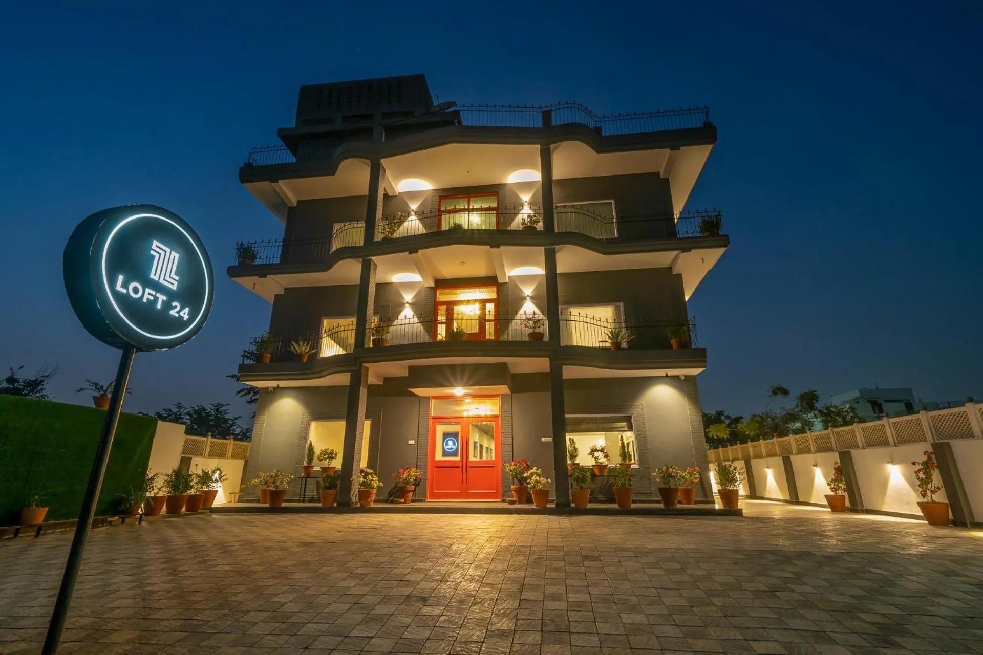 Facade/entrance in Loft 24, Mansarovar