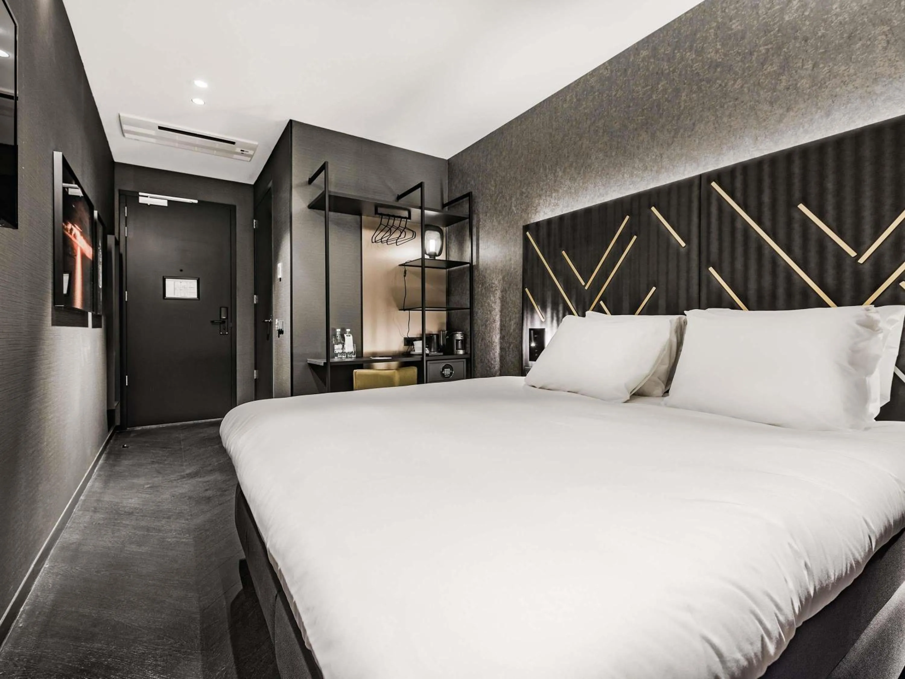 Bedroom, Bed in Le Marin Hotel Rotterdam City - Handwritten Collection