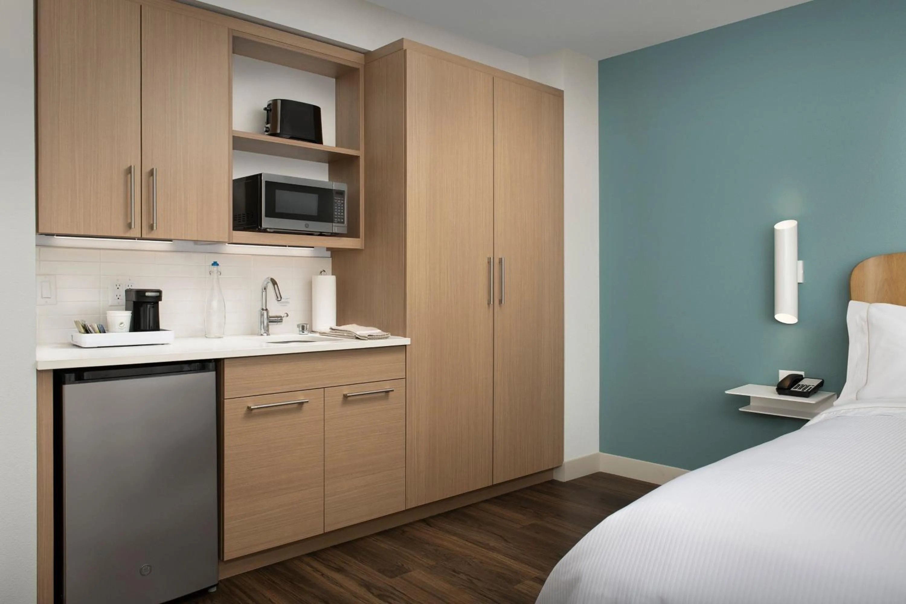 Kitchen or kitchenette, Bed in Element Portland Beaverton