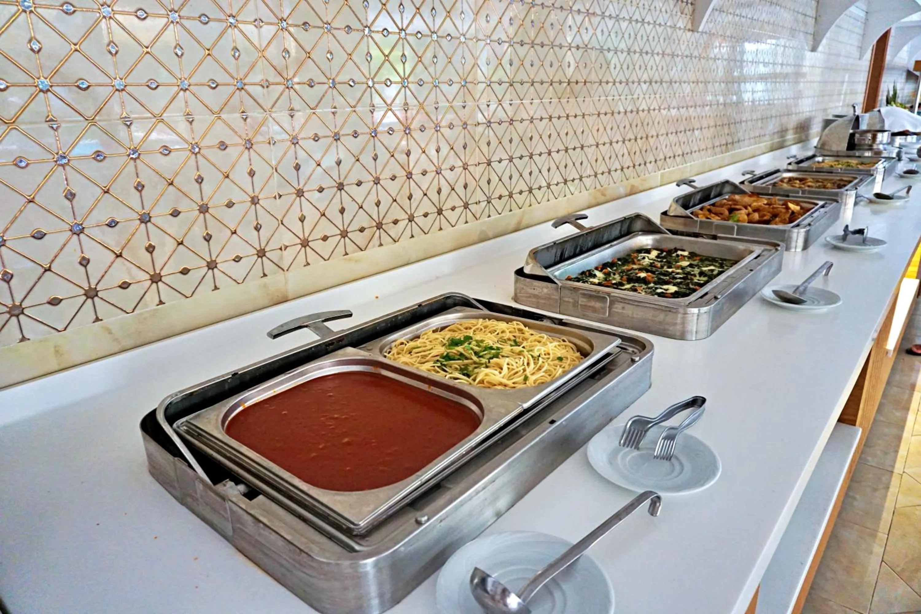 Restaurant/places to eat in Side Legend Hotel