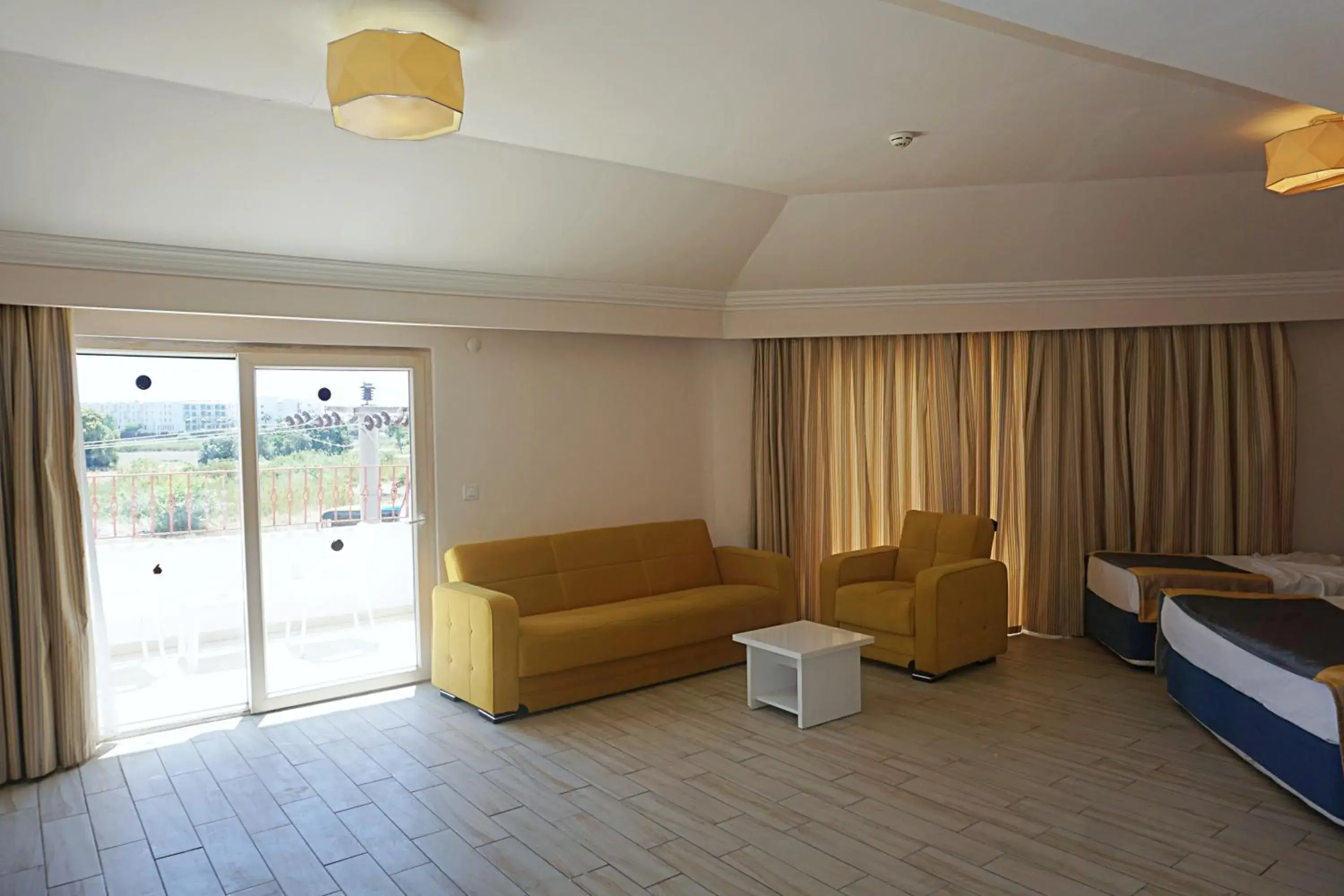 Bed, Seating Area in Side Legend Hotel 