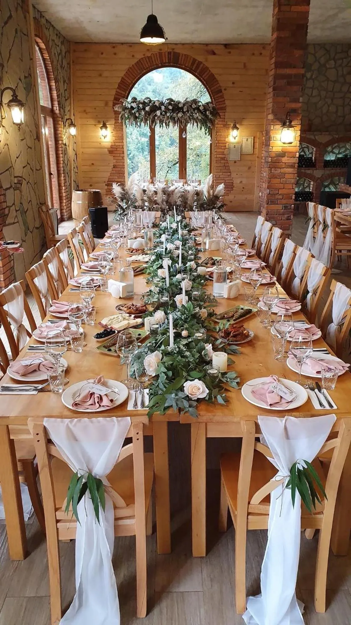 Restaurant/places to eat in Hotel Chateau Iveri