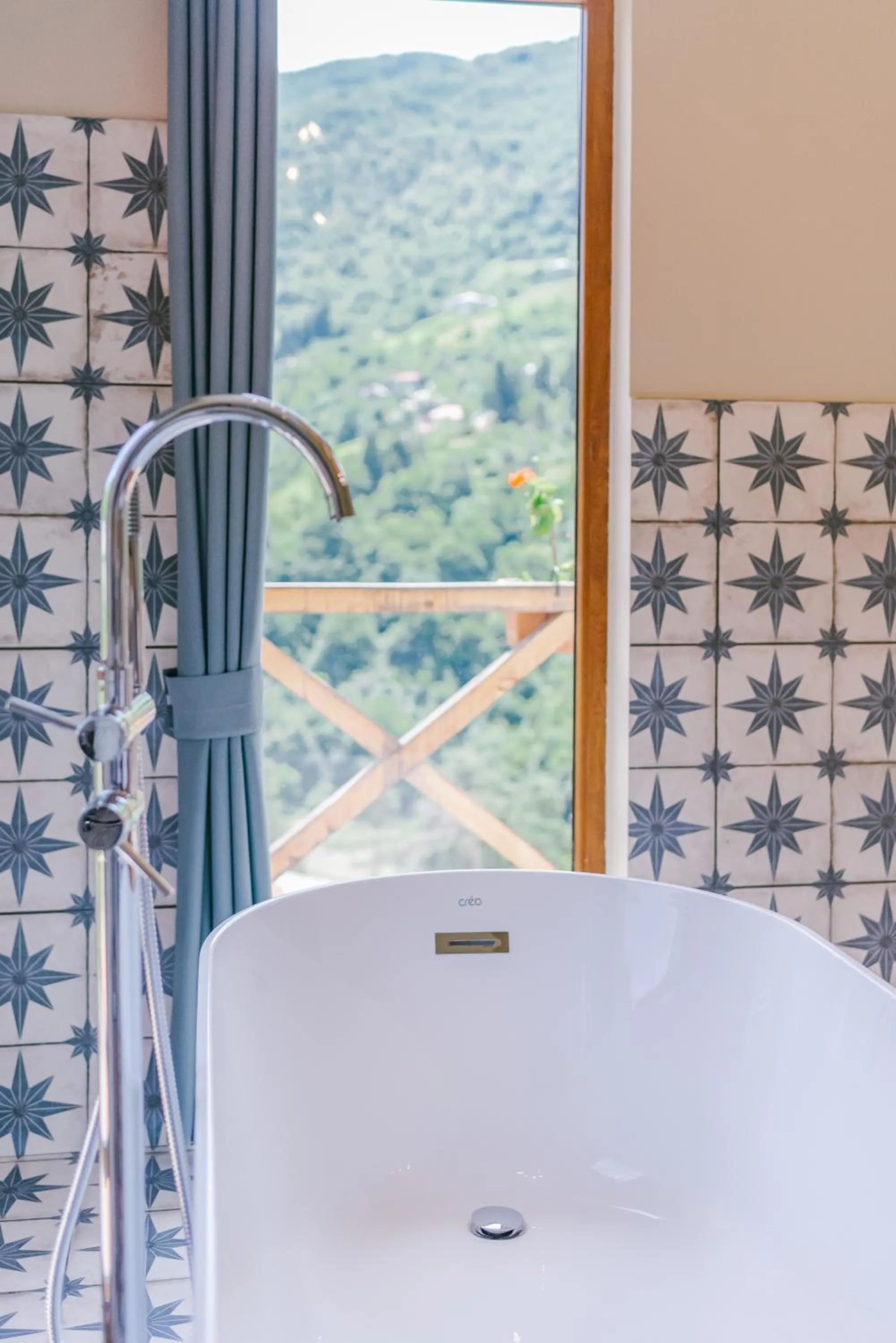Bathroom, Bed in Hotel Chateau Iveri