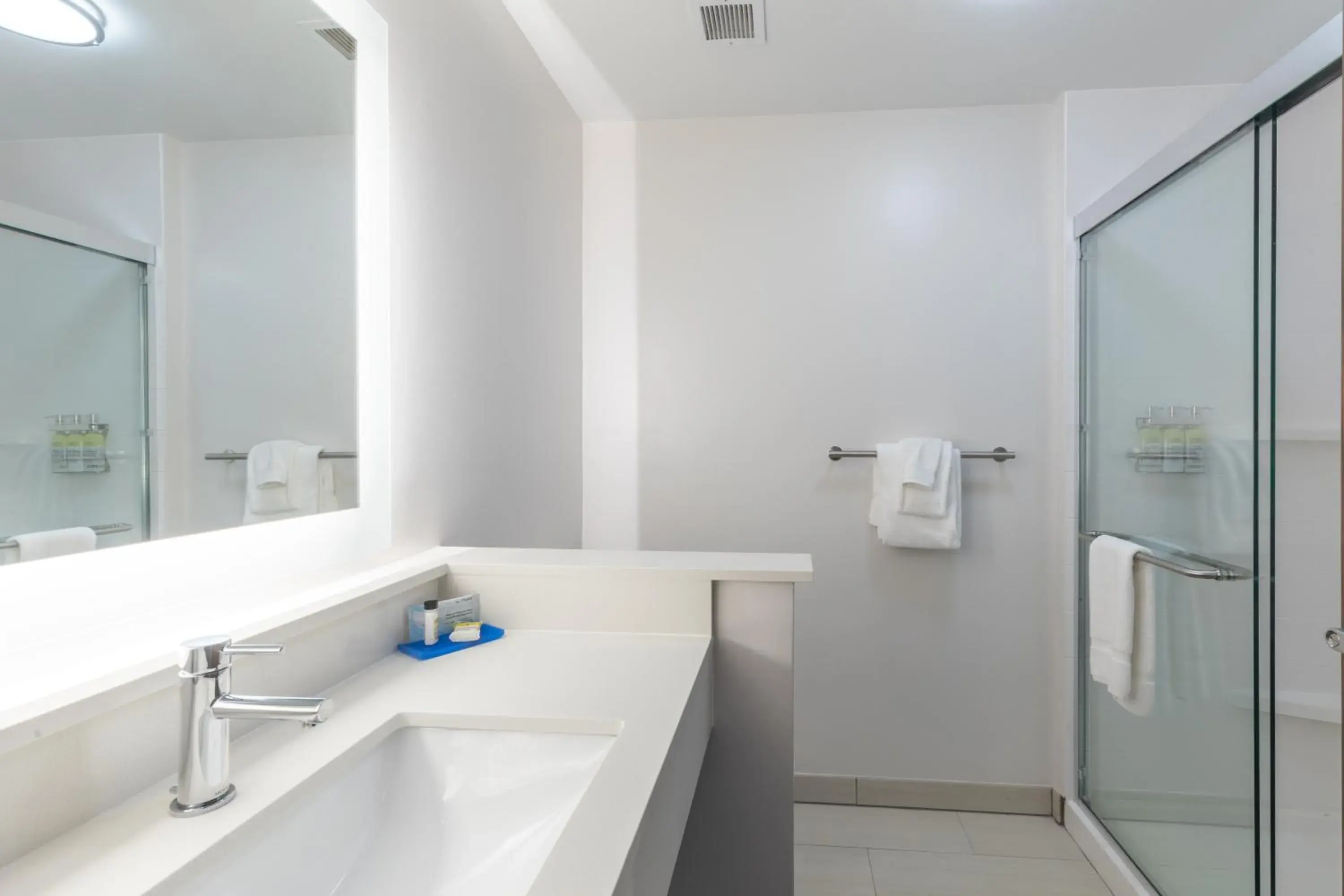 Standard Queen Room with Two Queen Beds in Holiday Inn Express & Suites Columbia Downtown The Vista by IHG Standard Queen Room with Two Queen Beds in Holiday Inn Express & Suites Columbia Downtown The Vista by IHG