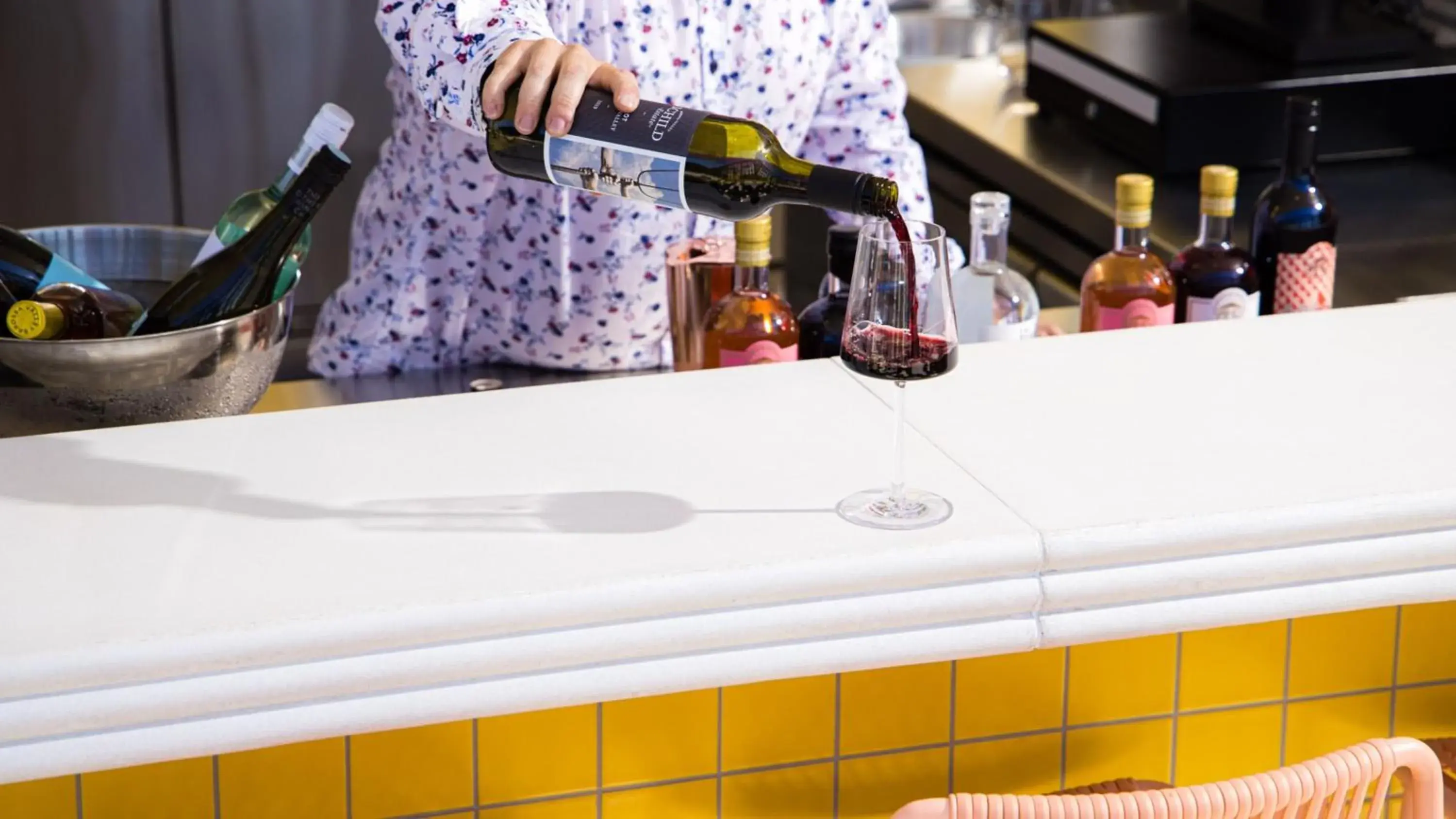 Lounge or bar in Hotel Indigo - Omaha Downtown by IHG Lounge or bar in Hotel Indigo - Omaha Downtown by IHG