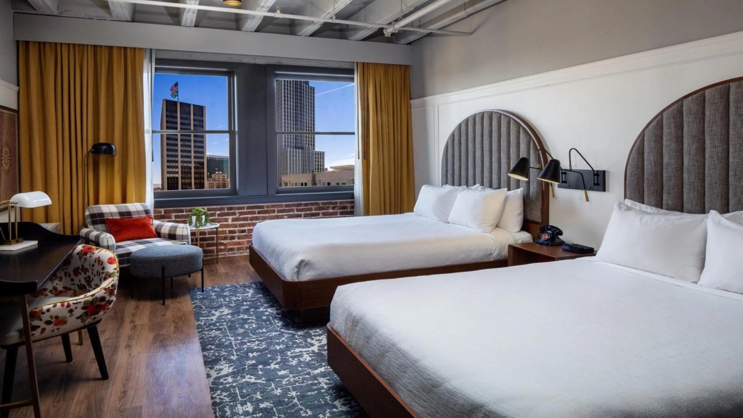 Photo of the whole room, Bed in Hotel Indigo - Omaha Downtown by IHG