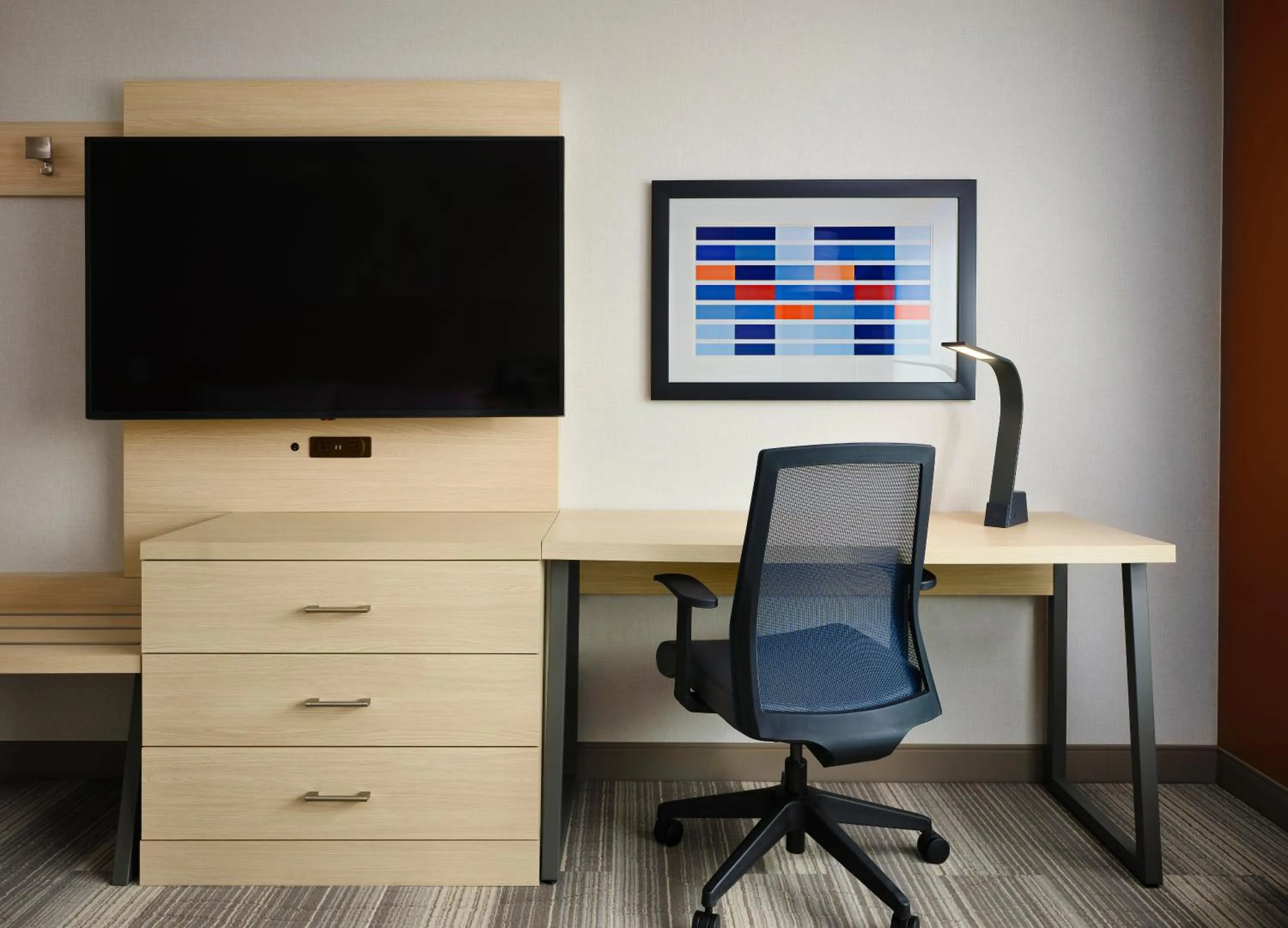 TV and multimedia in Holiday Inn Express & Suites - Lockport by IHG